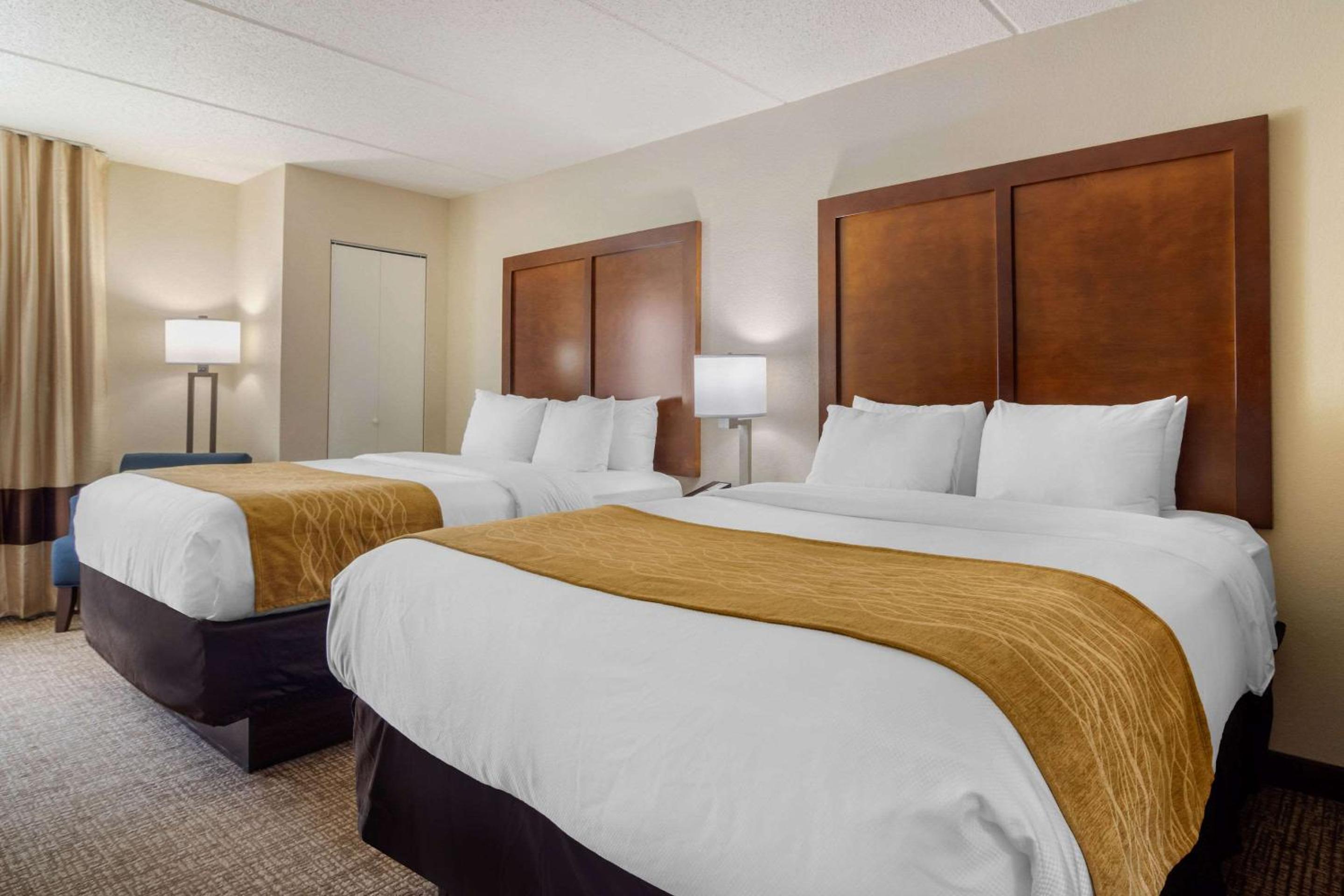 Queen Room With Two Queen Beds - Non-Smoking - Photo 4