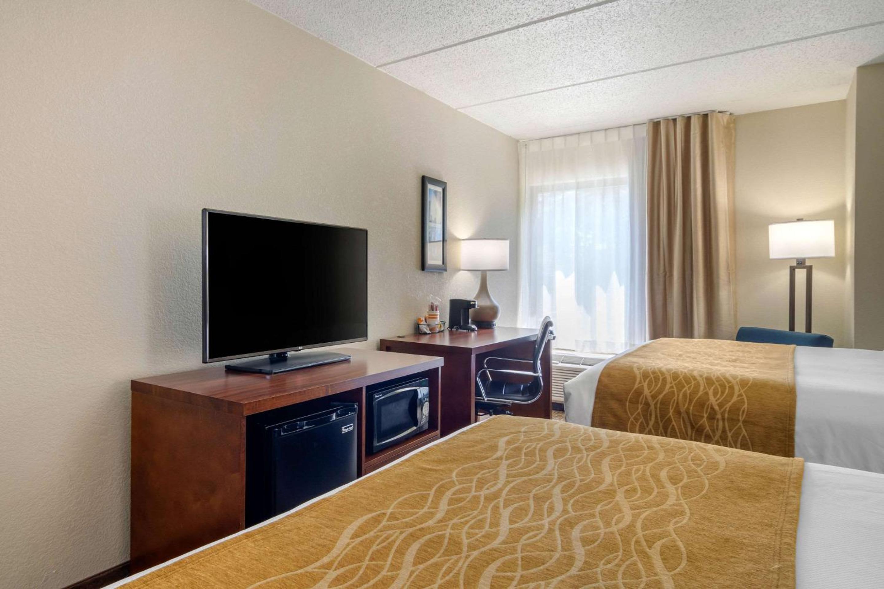 Queen Room With Two Queen Beds - Non-Smoking - Photo 5