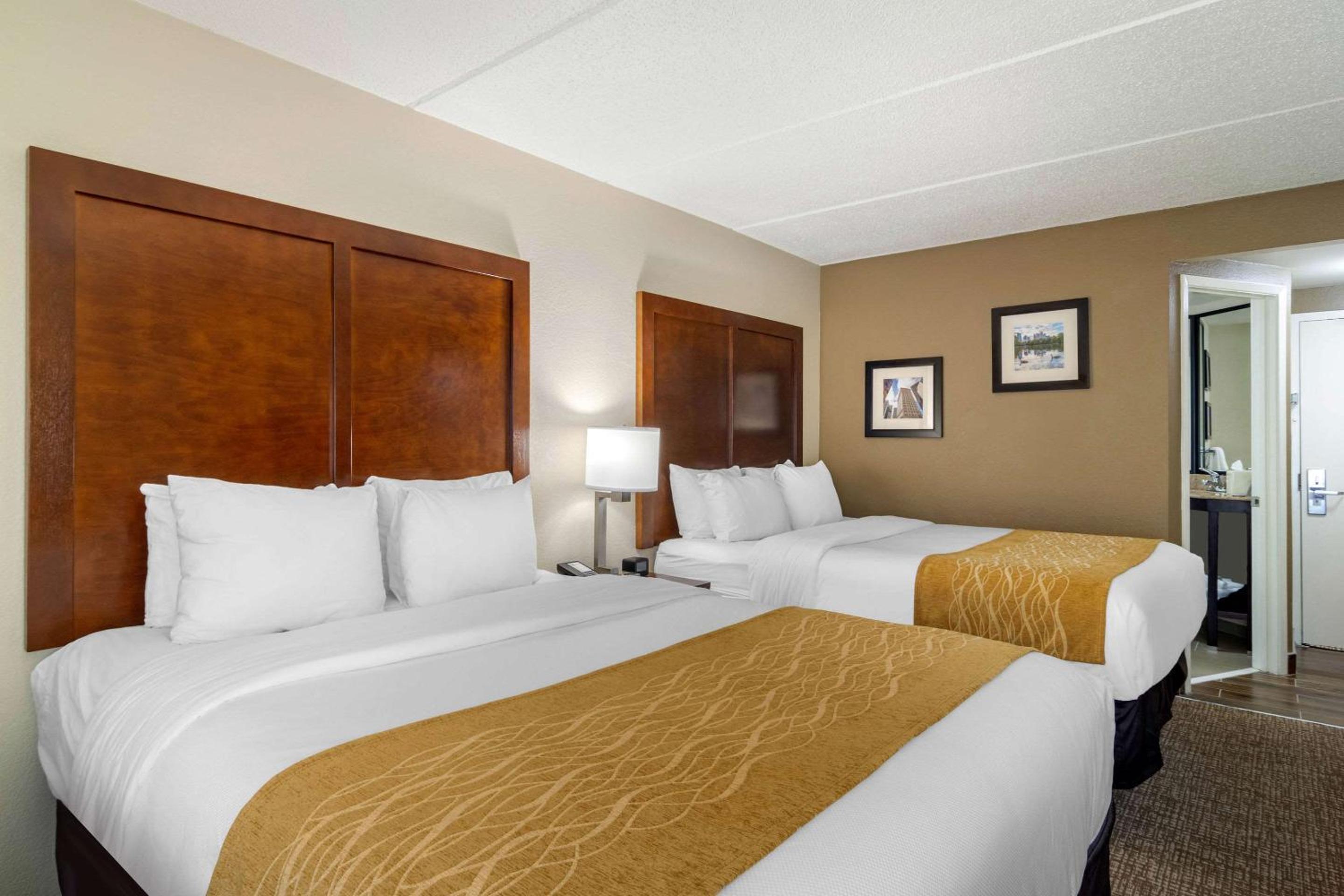Queen Room With Two Queen Beds - Non-Smoking - Photo 6