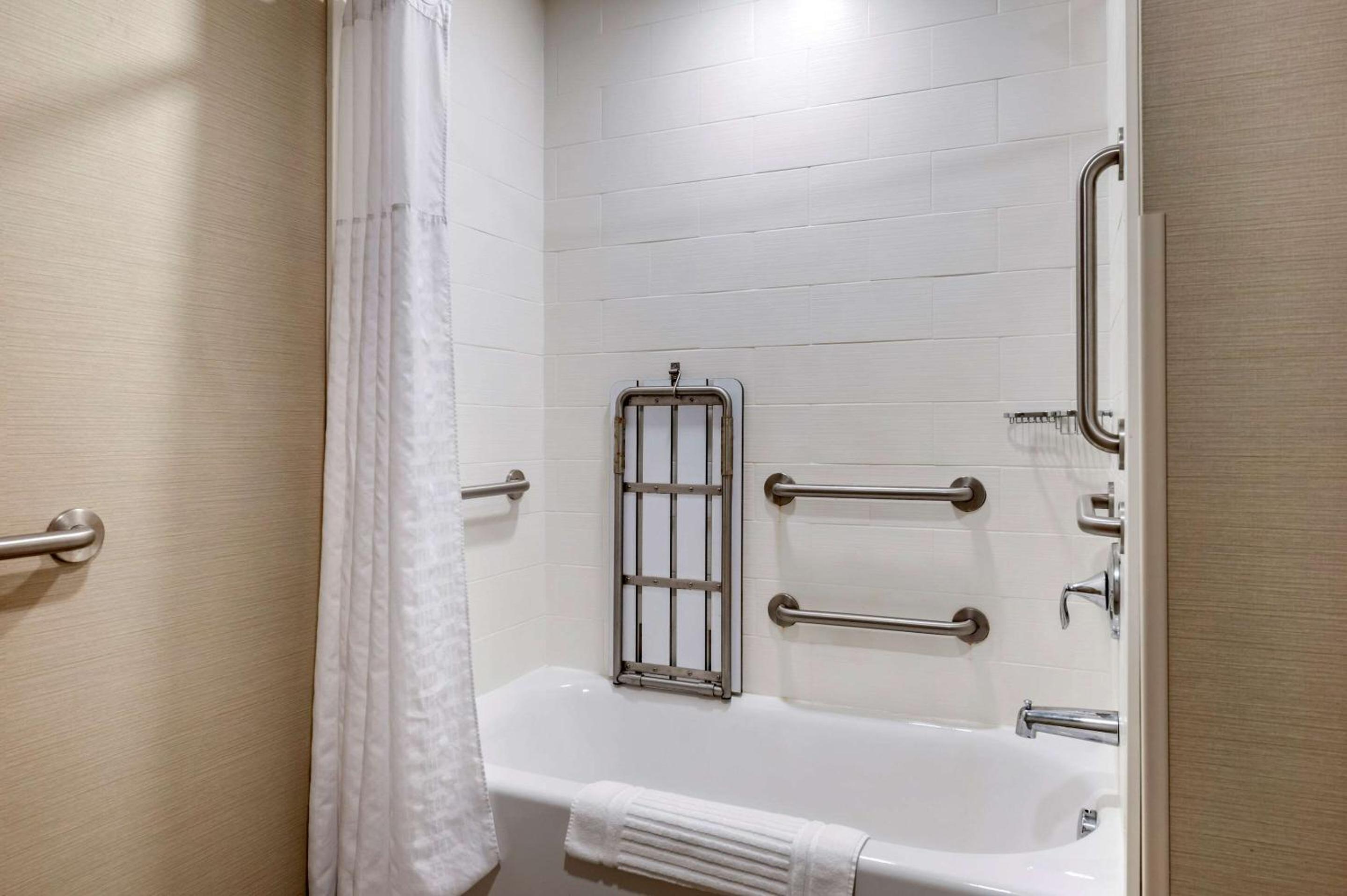 Queen Suite - Disability Access/Non-Smoking photo 2