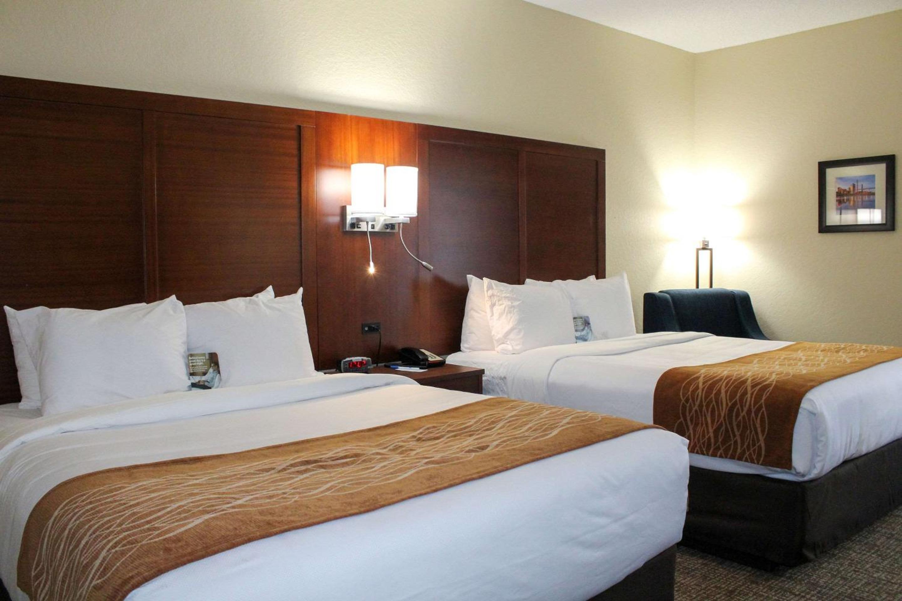 Queen Room with Two Queen Beds - Non-Smoking - Photo 3