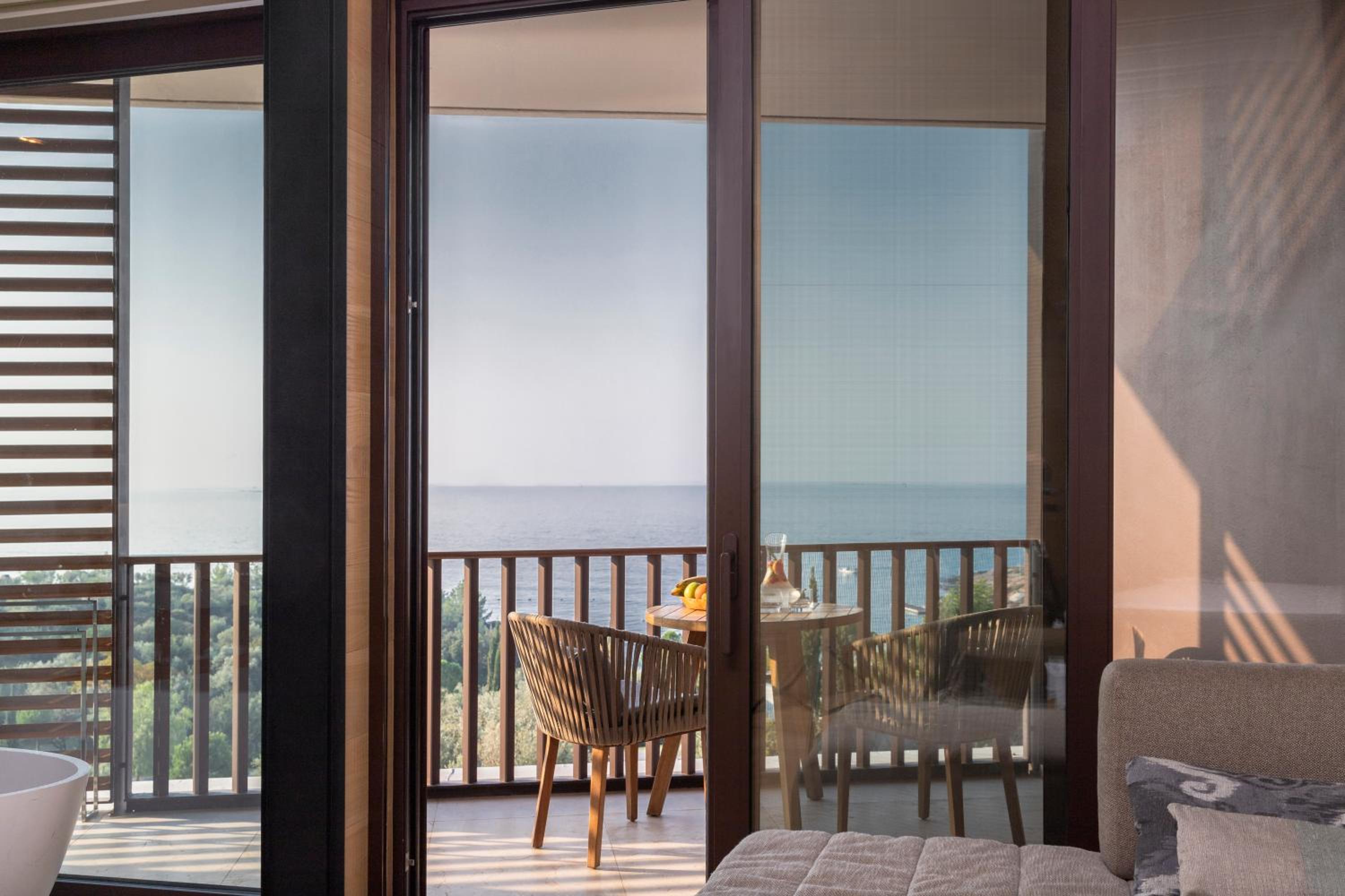 Deluxe King Sea View photo 3