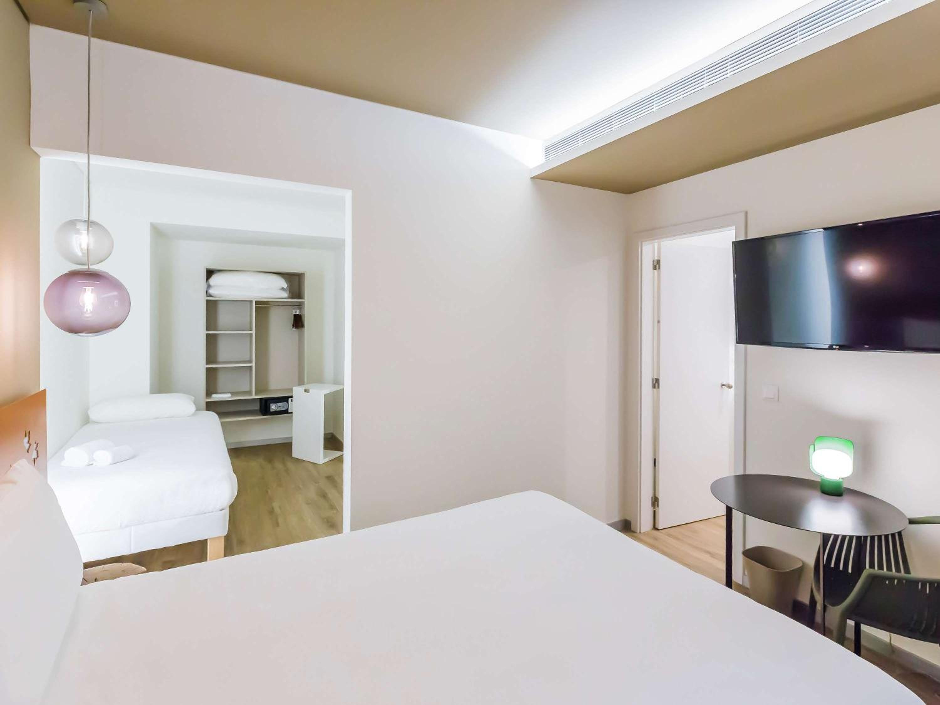 Superior Room with One Queen Bed and One Single Bed - Photo 2