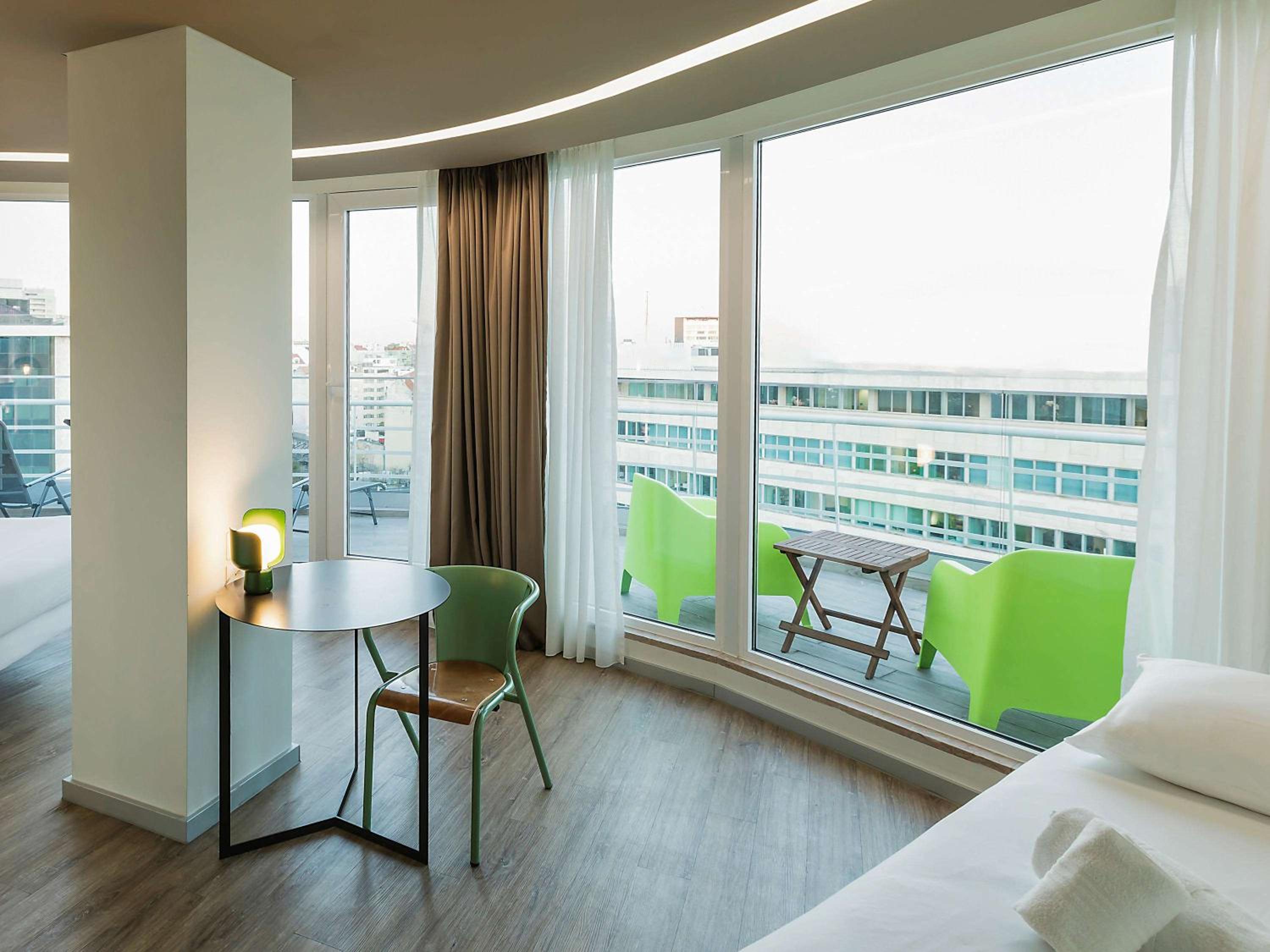 Superior Room with One Queen Bed and One Single Bed - Photo 3