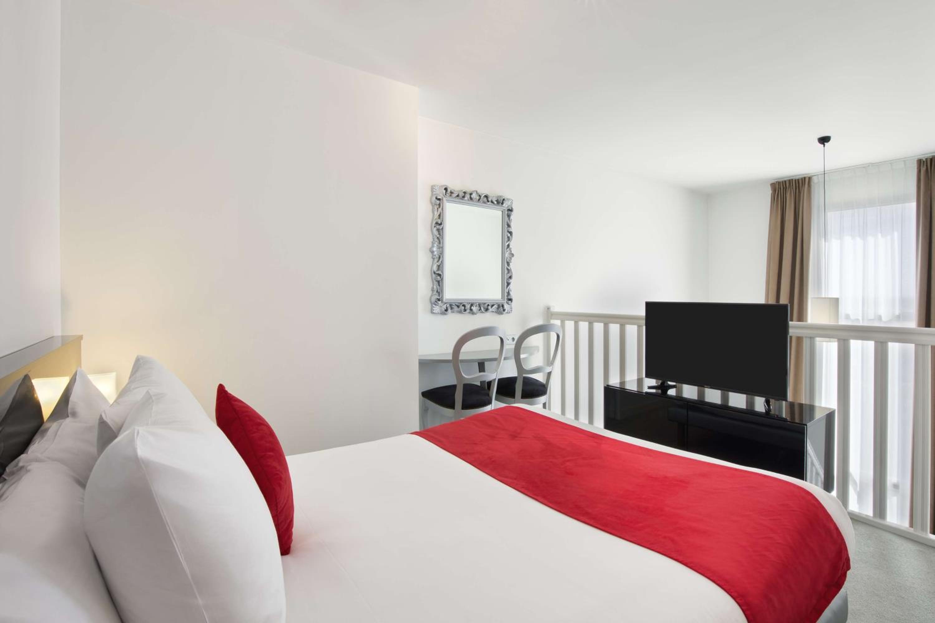 Junior Queen Suite - Photo 3