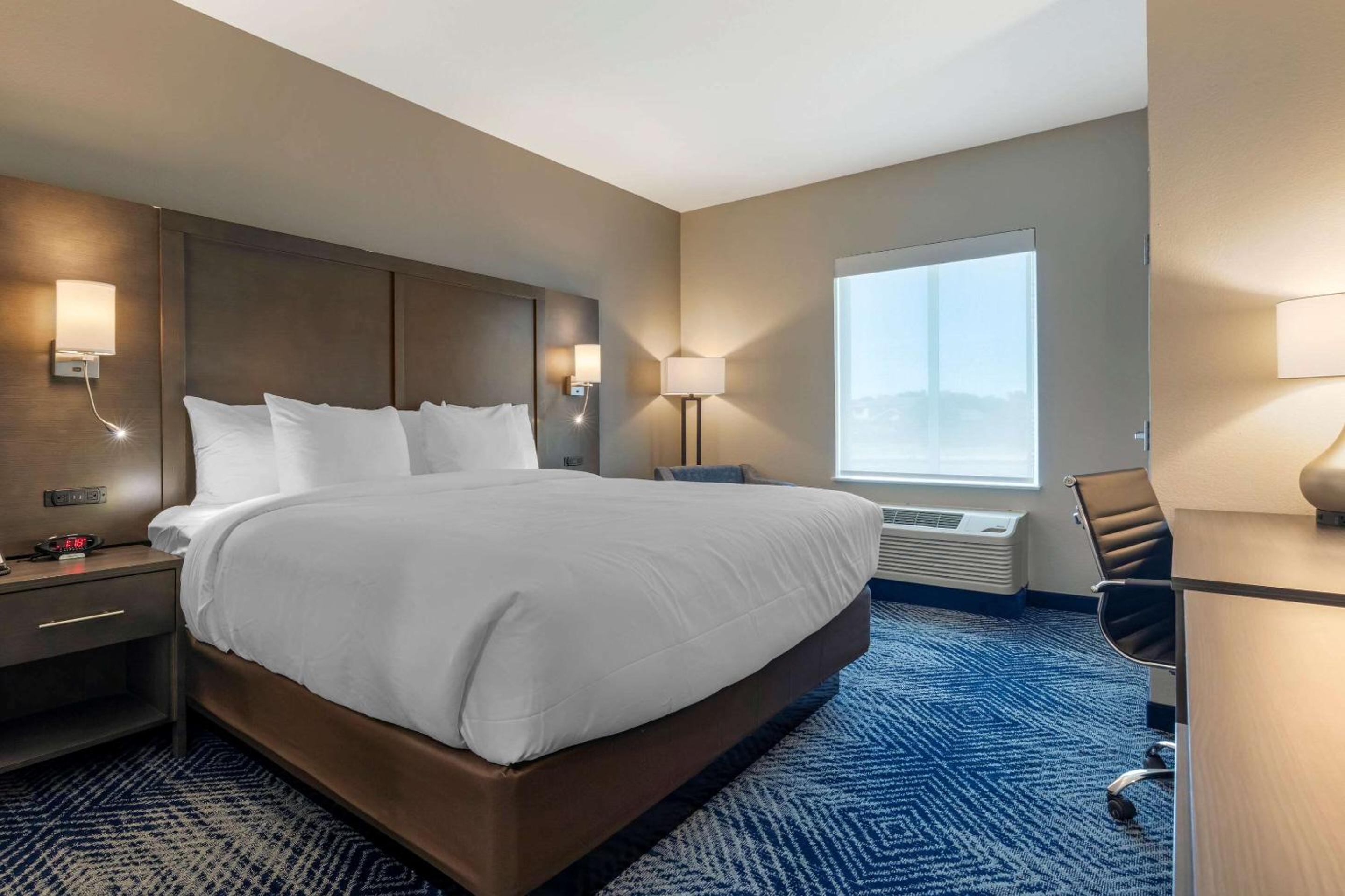 Standard King Room - Non-Smoking  - Photo 1