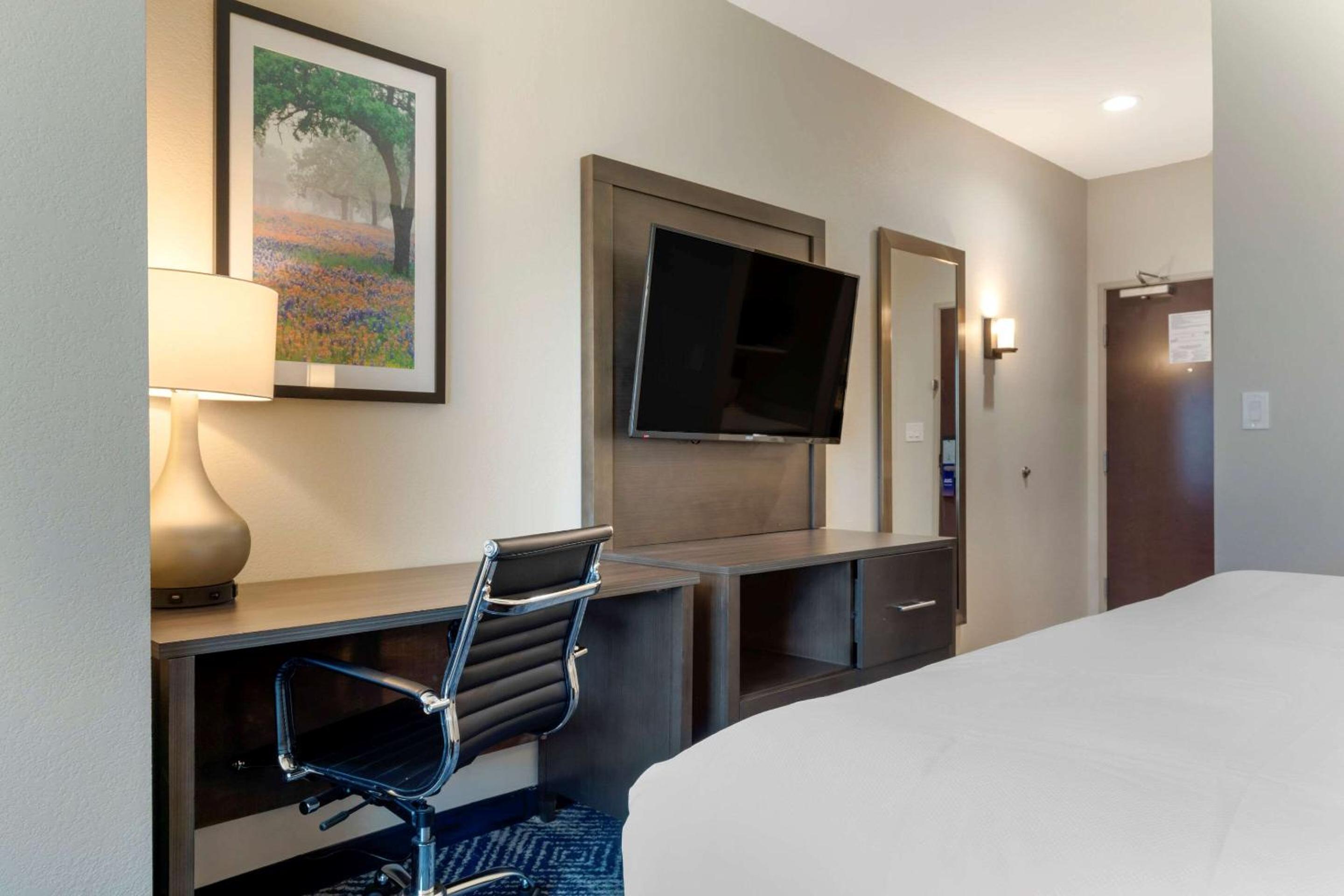 Standard King Room - Non-Smoking  - Photo 3
