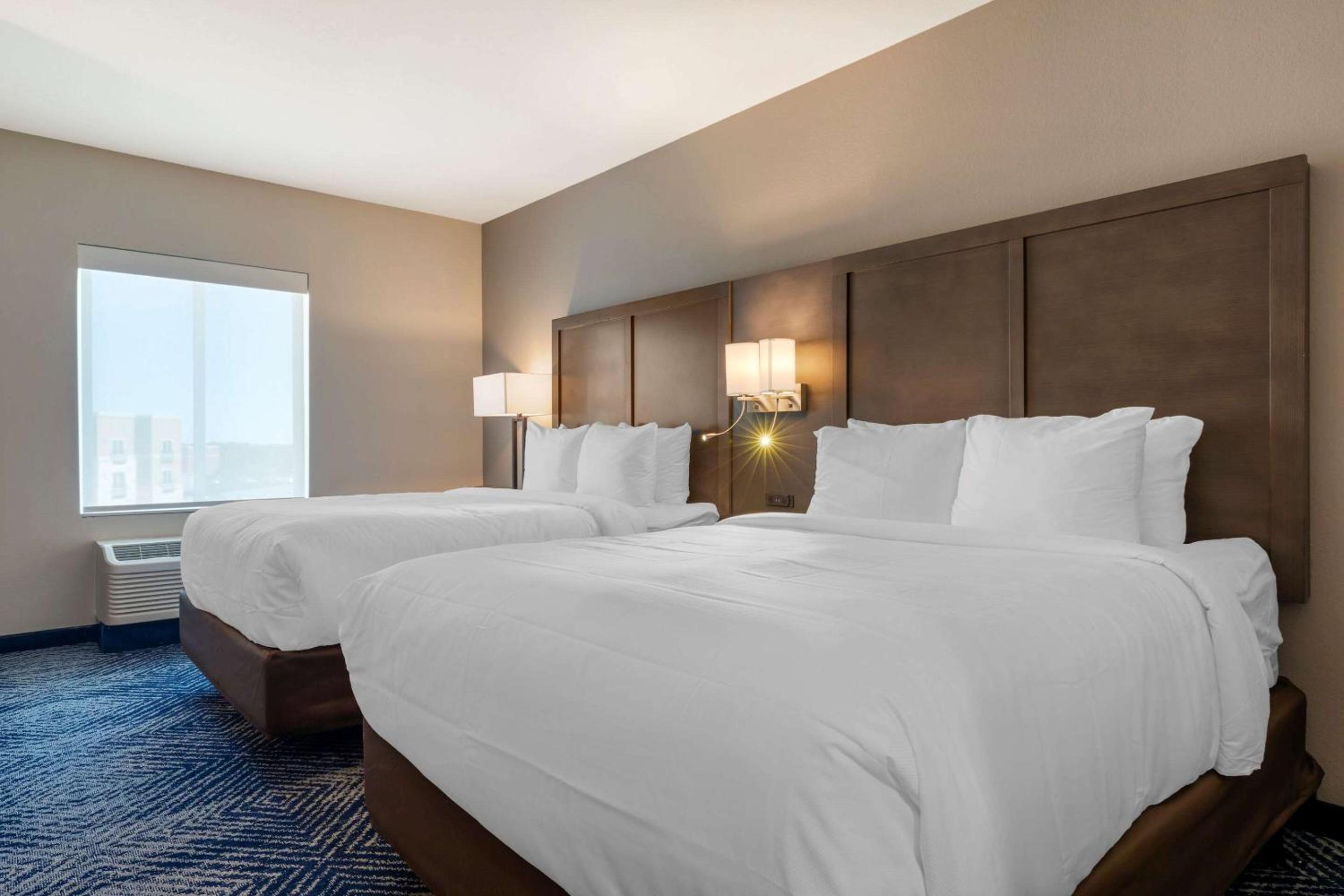 Standard Queen Room with Two Queen Beds - Non-Smoking - Photo 9