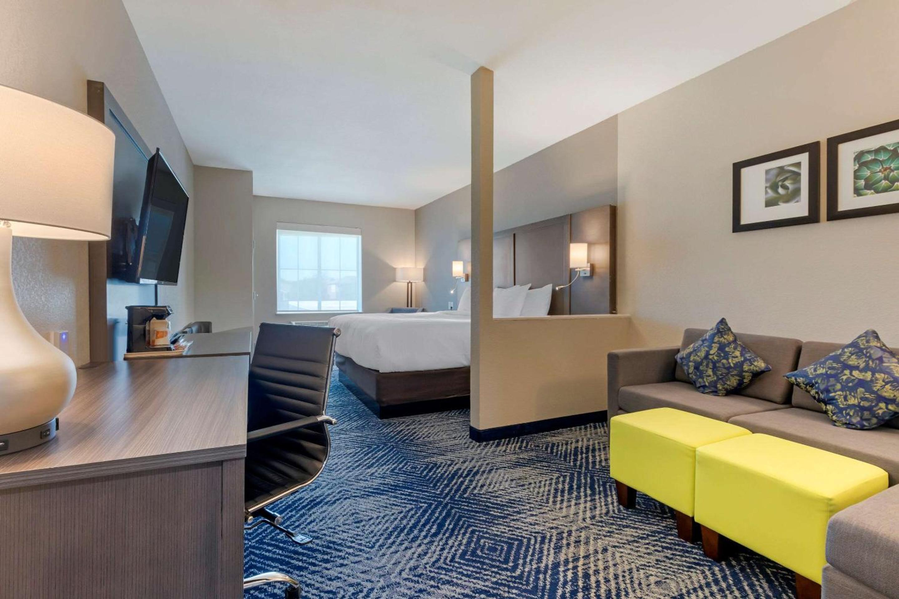 King Suite - Non-Smoking - Photo 4