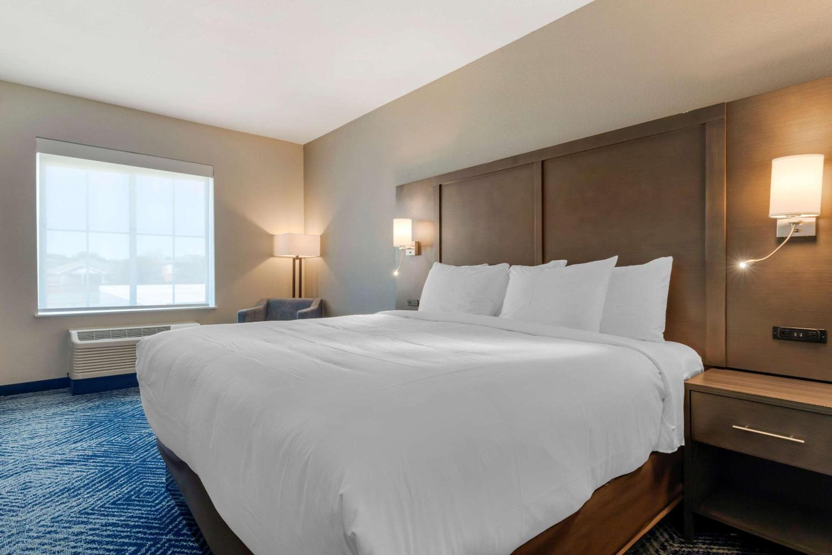 Standard King Room - Non-Smoking  - Photo 6