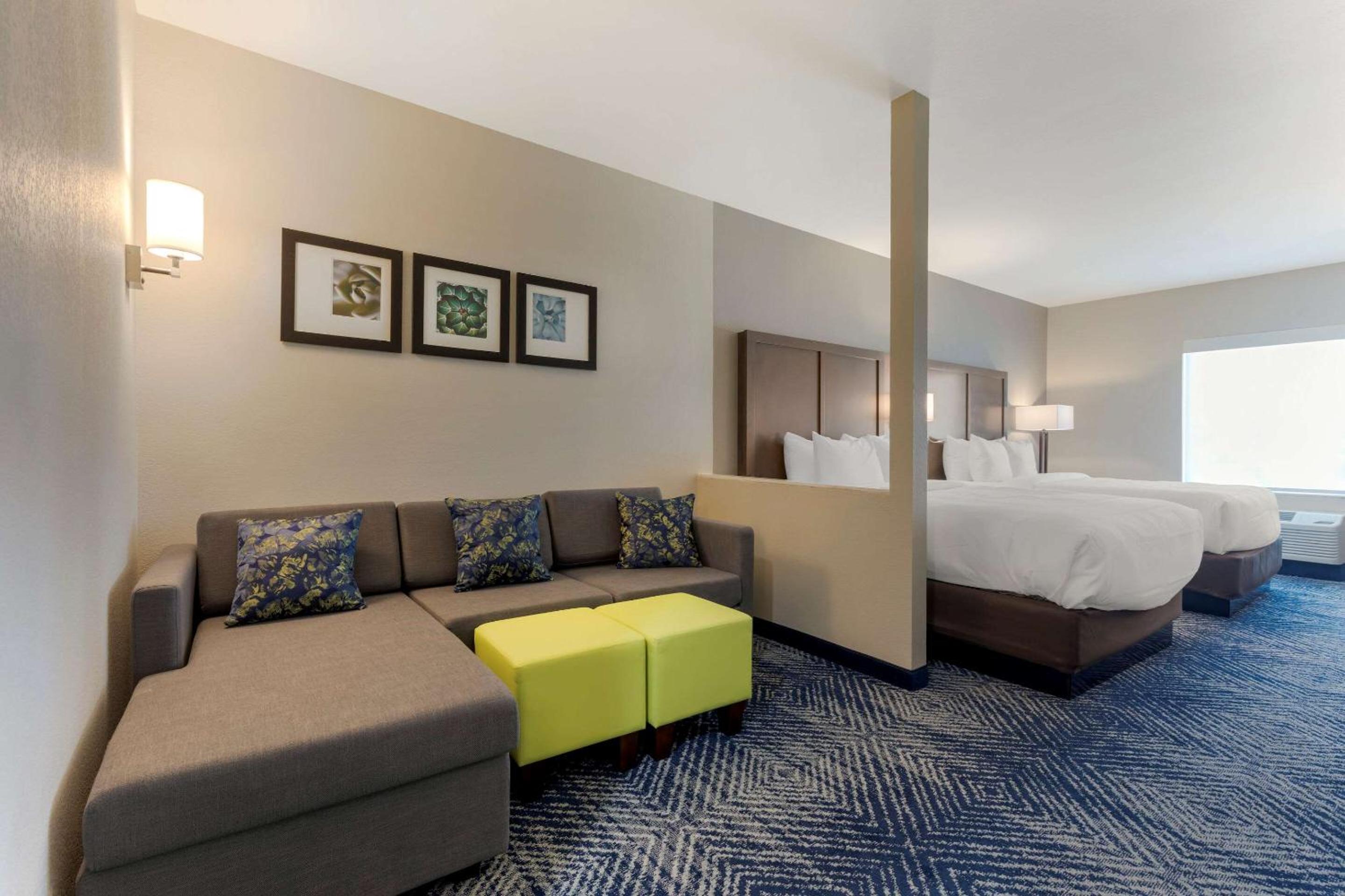 Queen Suite with Two Queen Beds - Non-Smoking - Photo 7