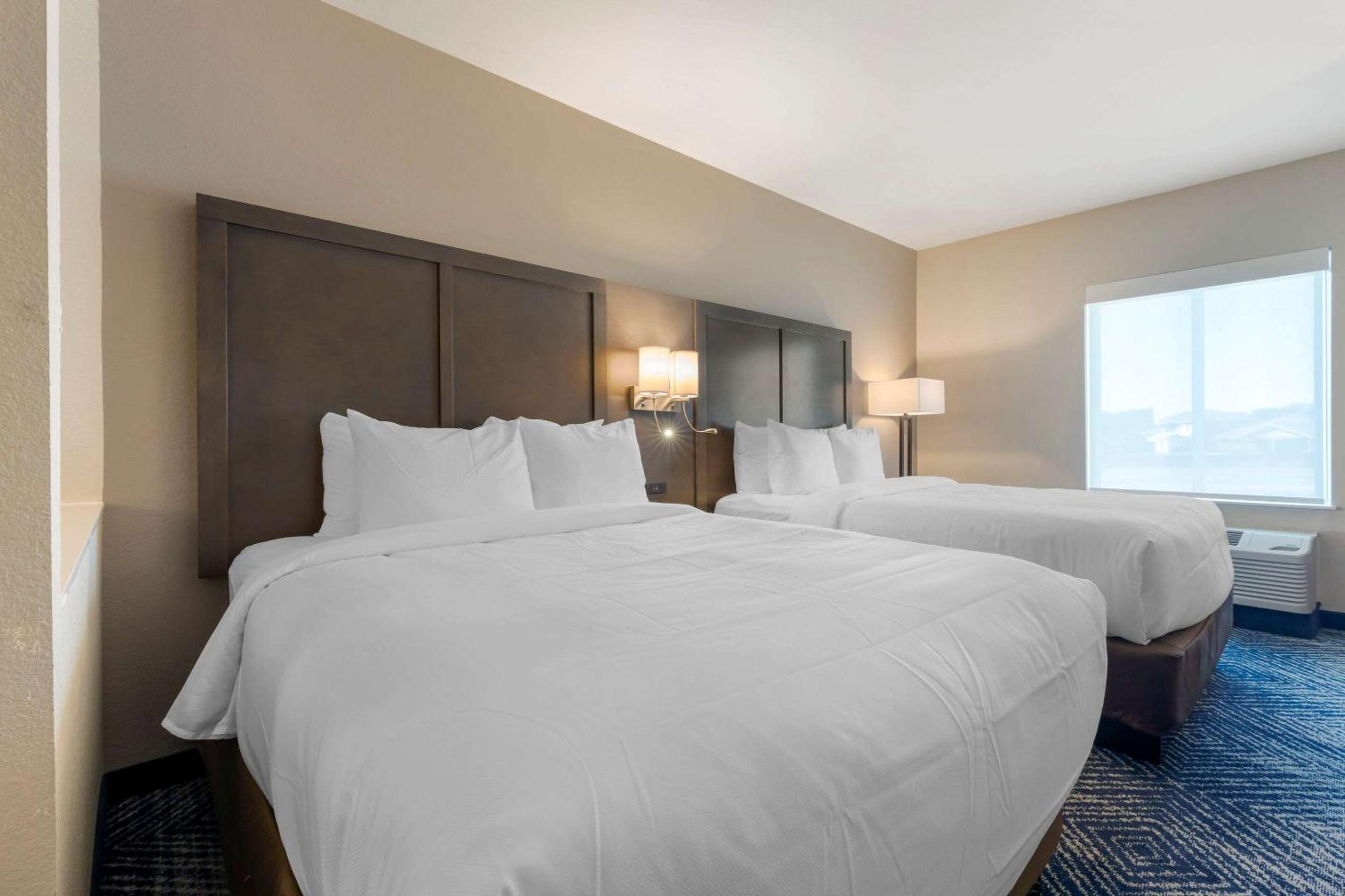 Standard Queen Room with Two Queen Beds - Non-Smoking - Photo 2