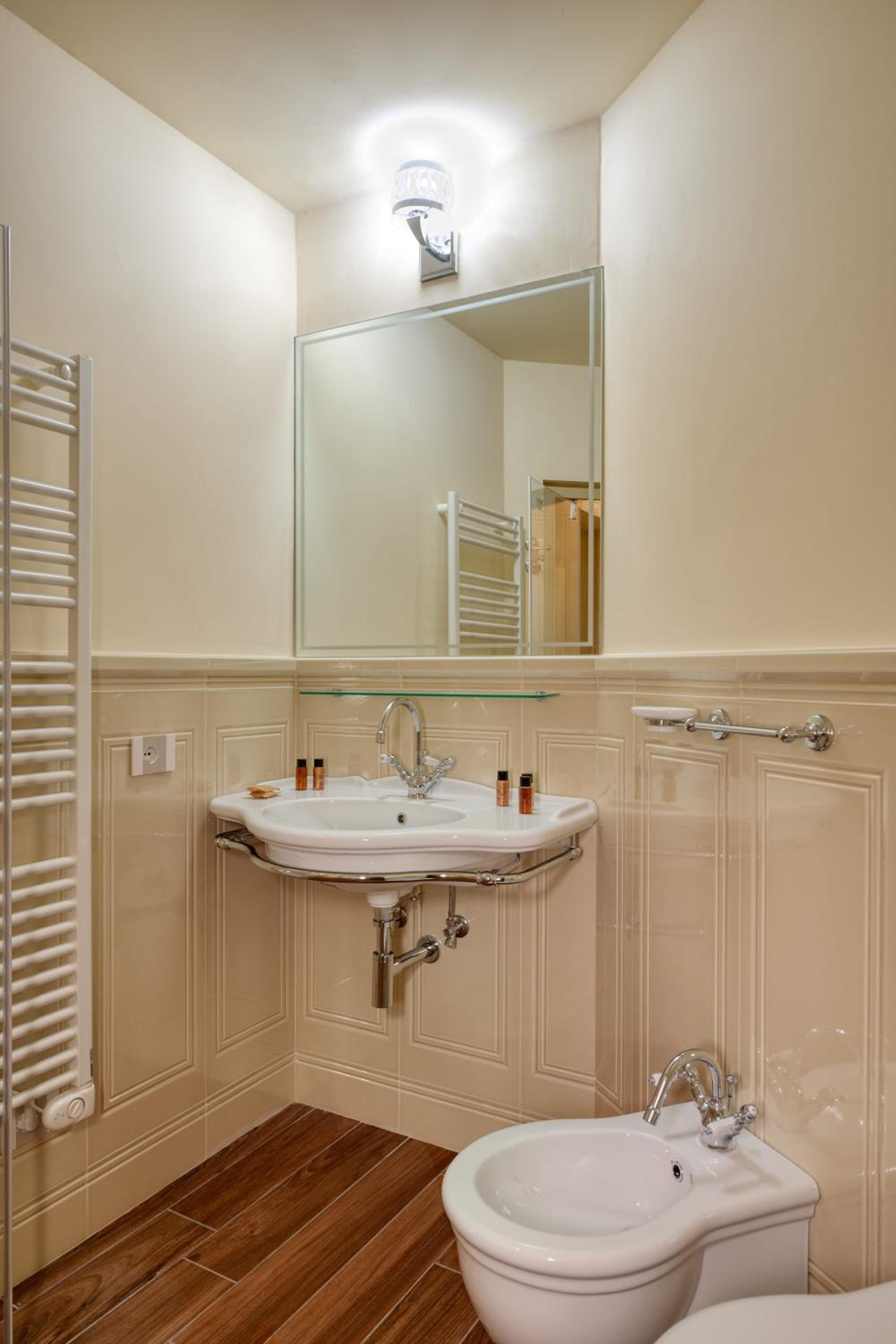 Standard King Room photo 3