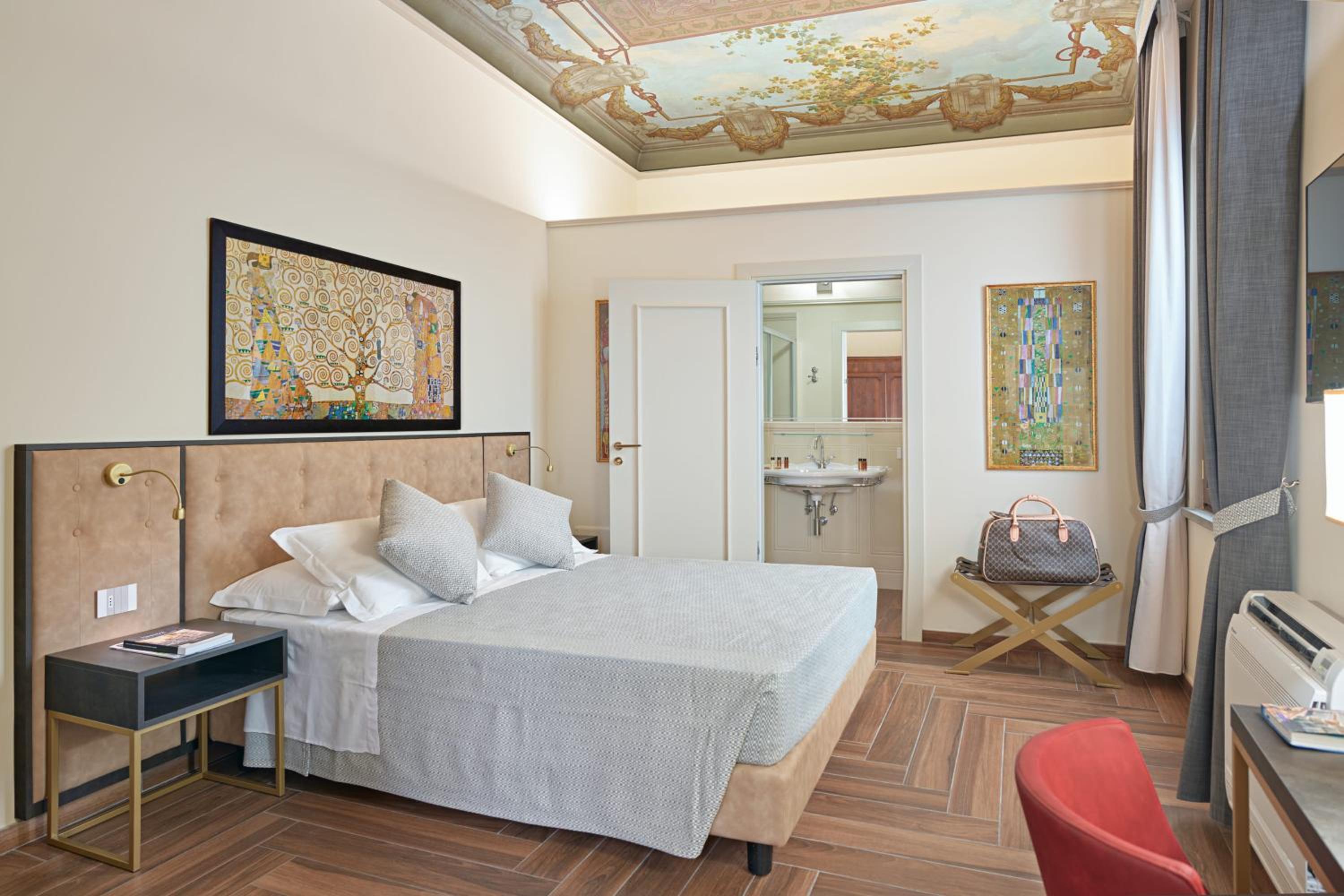 Superior King Room photo 1