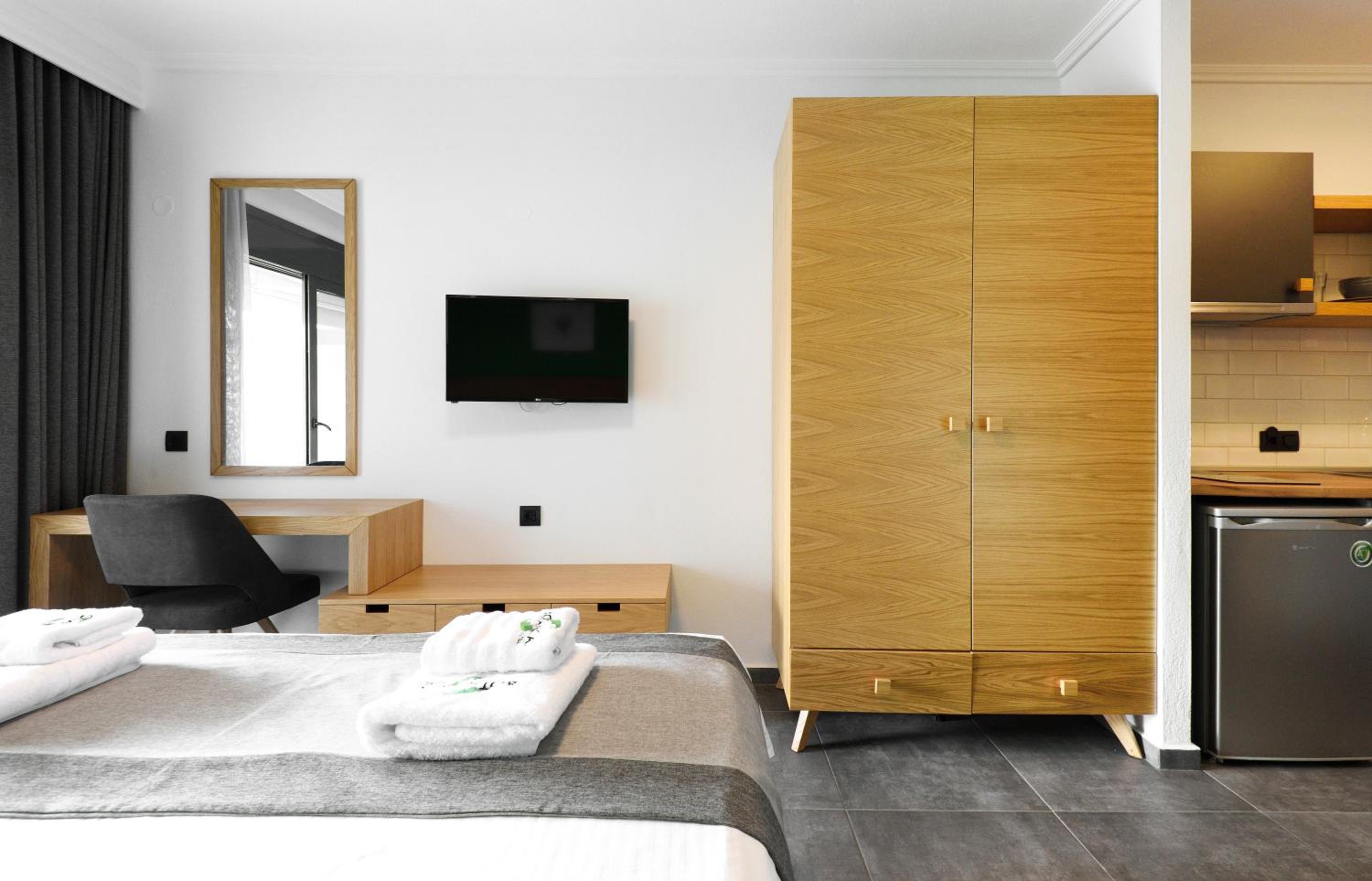 Double Room with Balcony (2 Adults + 1 Child) photo 3