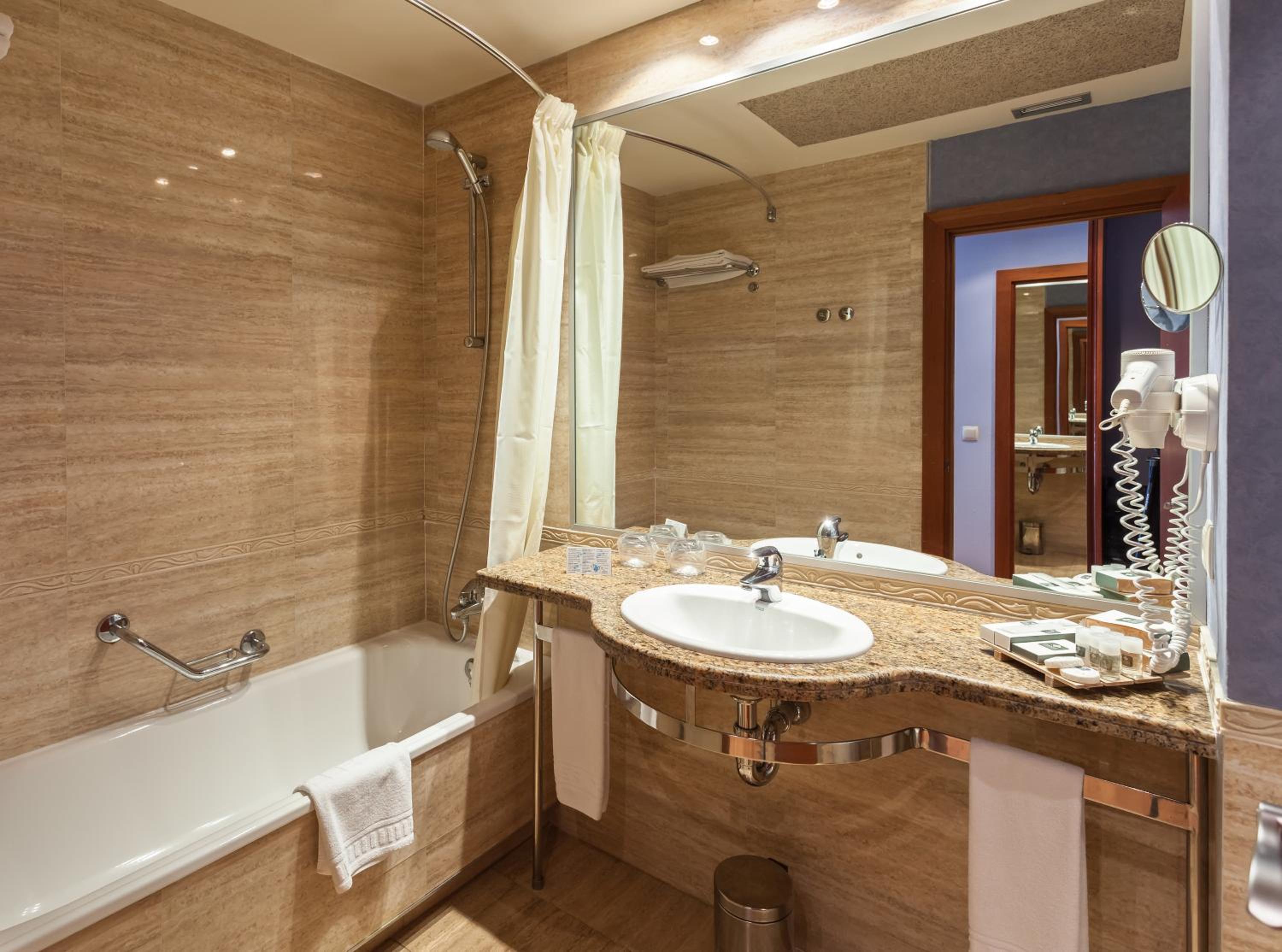 Superior Double or Twin Room with Terrace - Photo 4