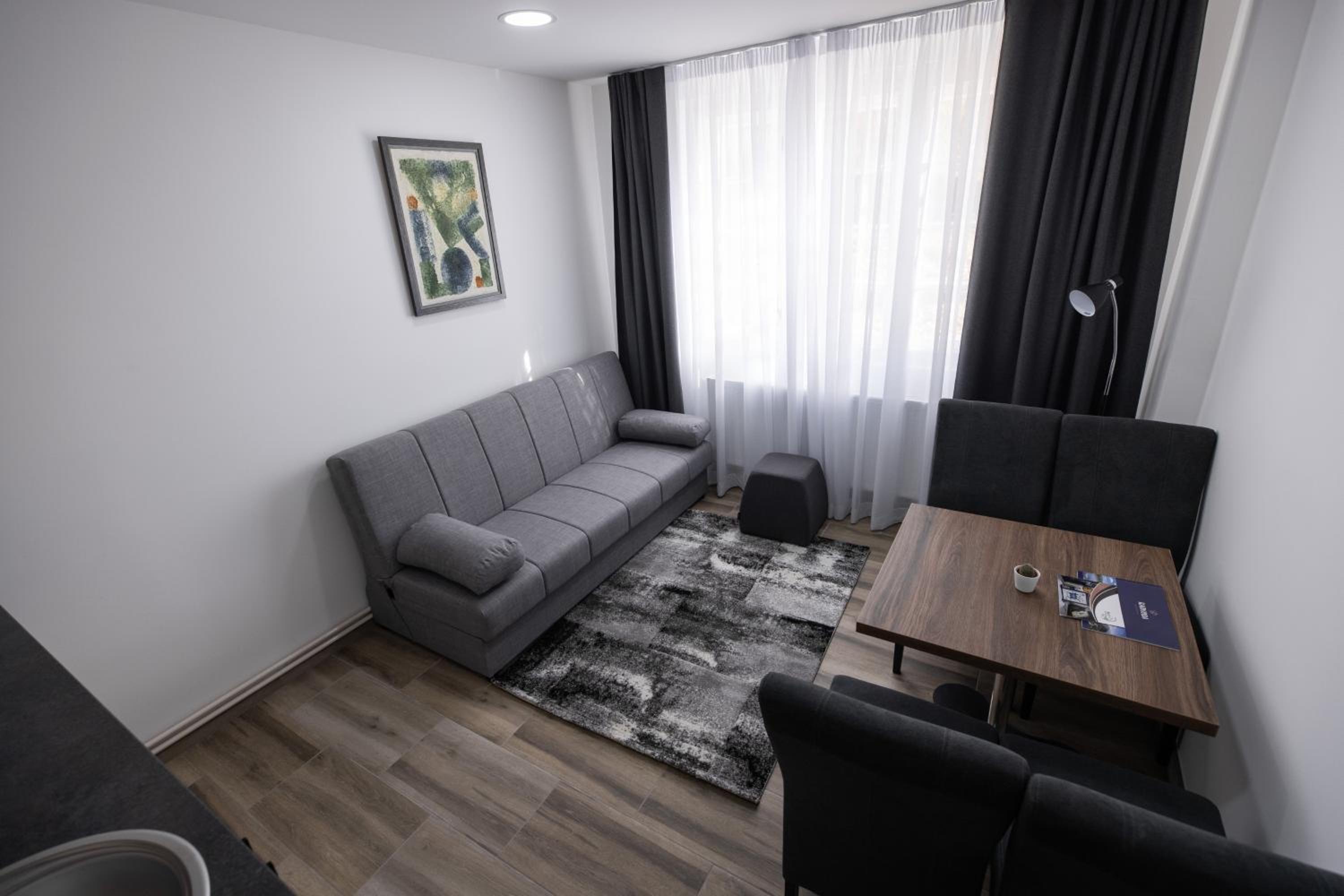 One-Bedroom Apartment photo 1