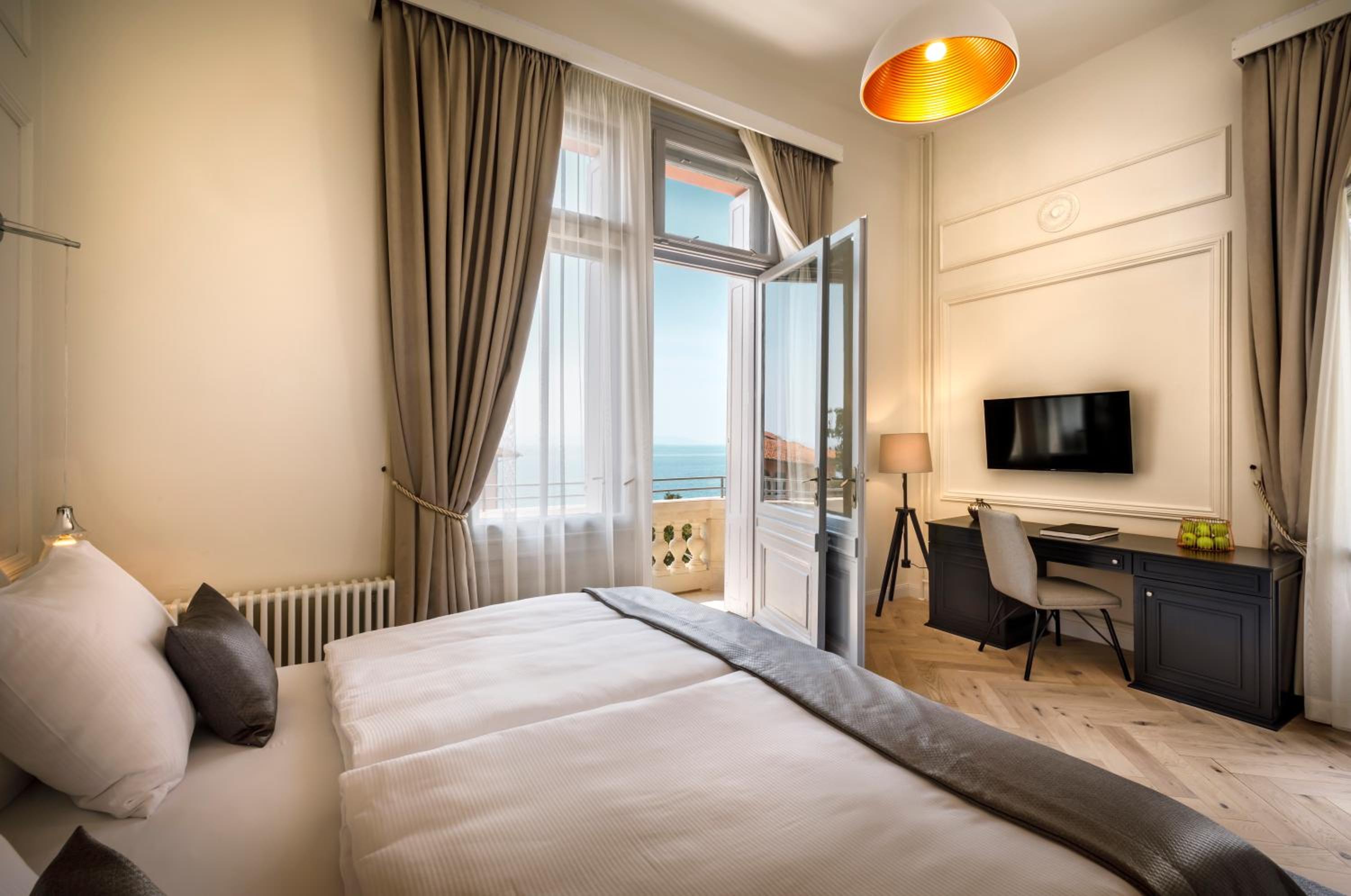 Imperial Seaside Room with Additional Bed photo 3
