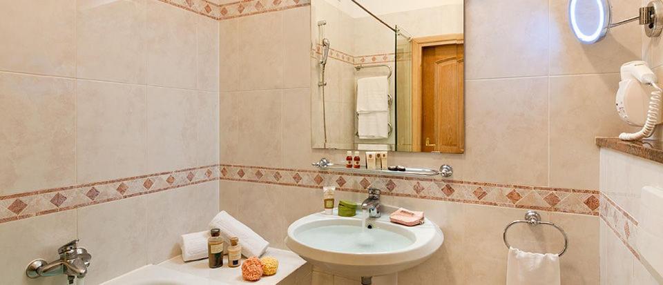 Junior Suite with Lake View - Photo 6
