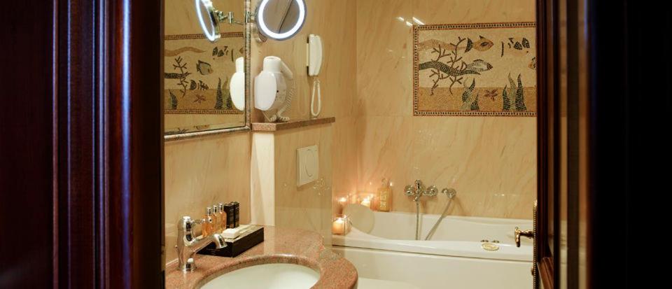 Junior Suite with Lake View - Photo 5