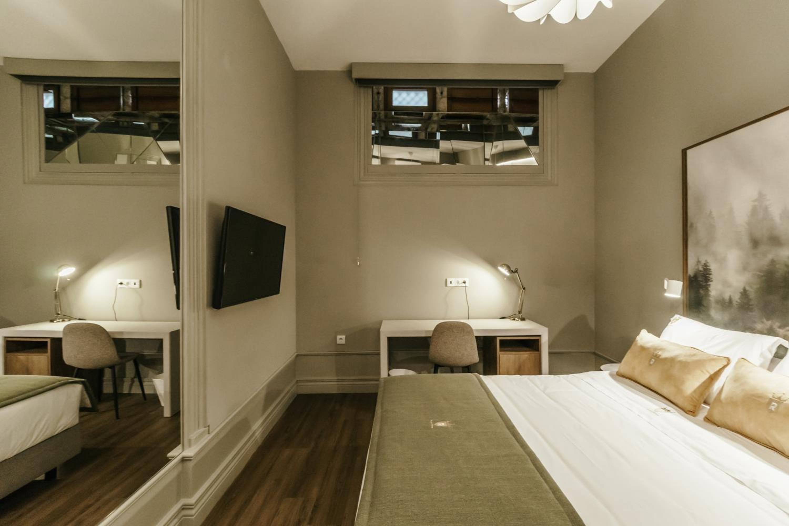 Superior 4-Bedroom Apartment with Jacuzzi photo 2