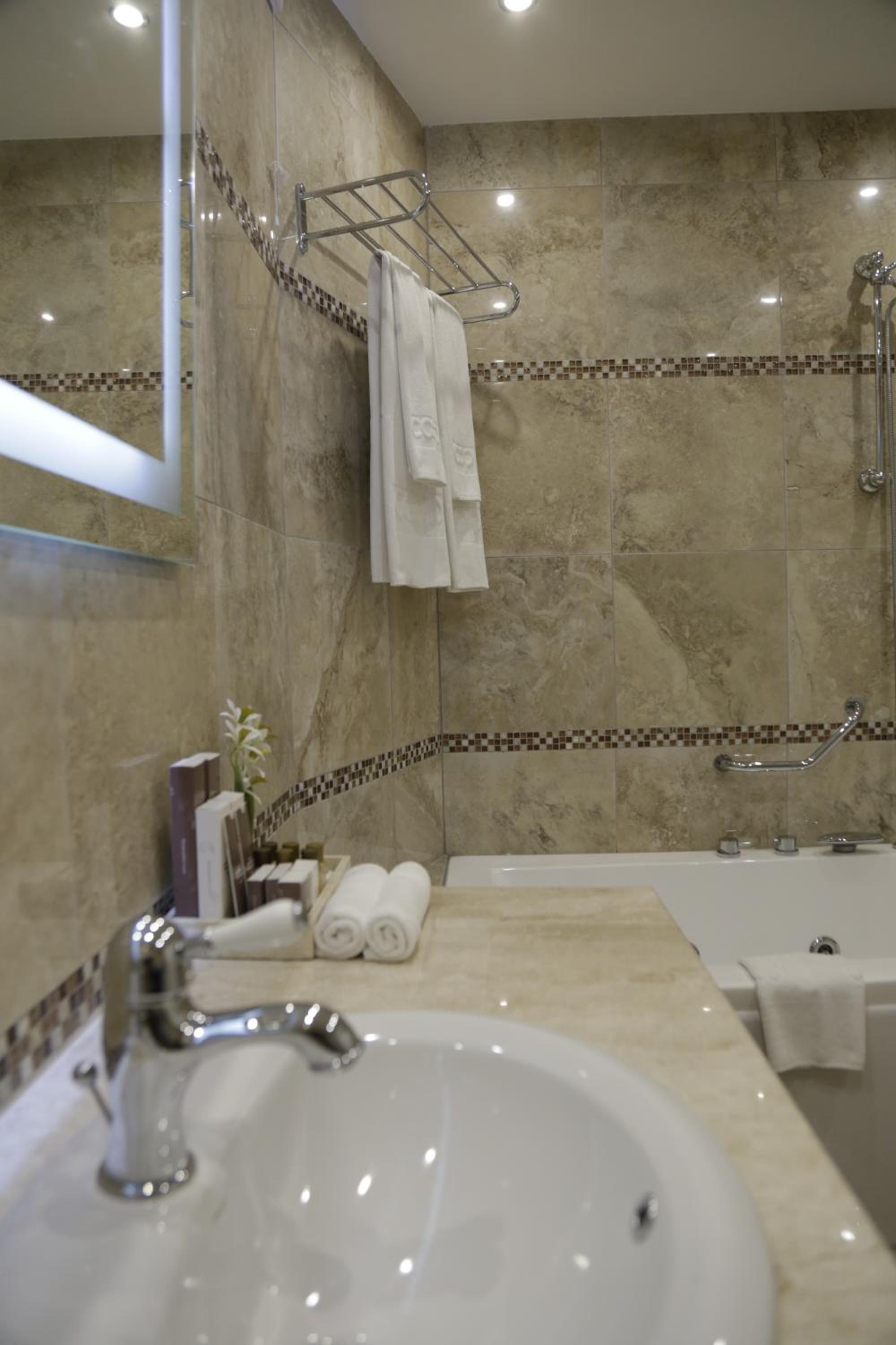 Deluxe Suite photo 2