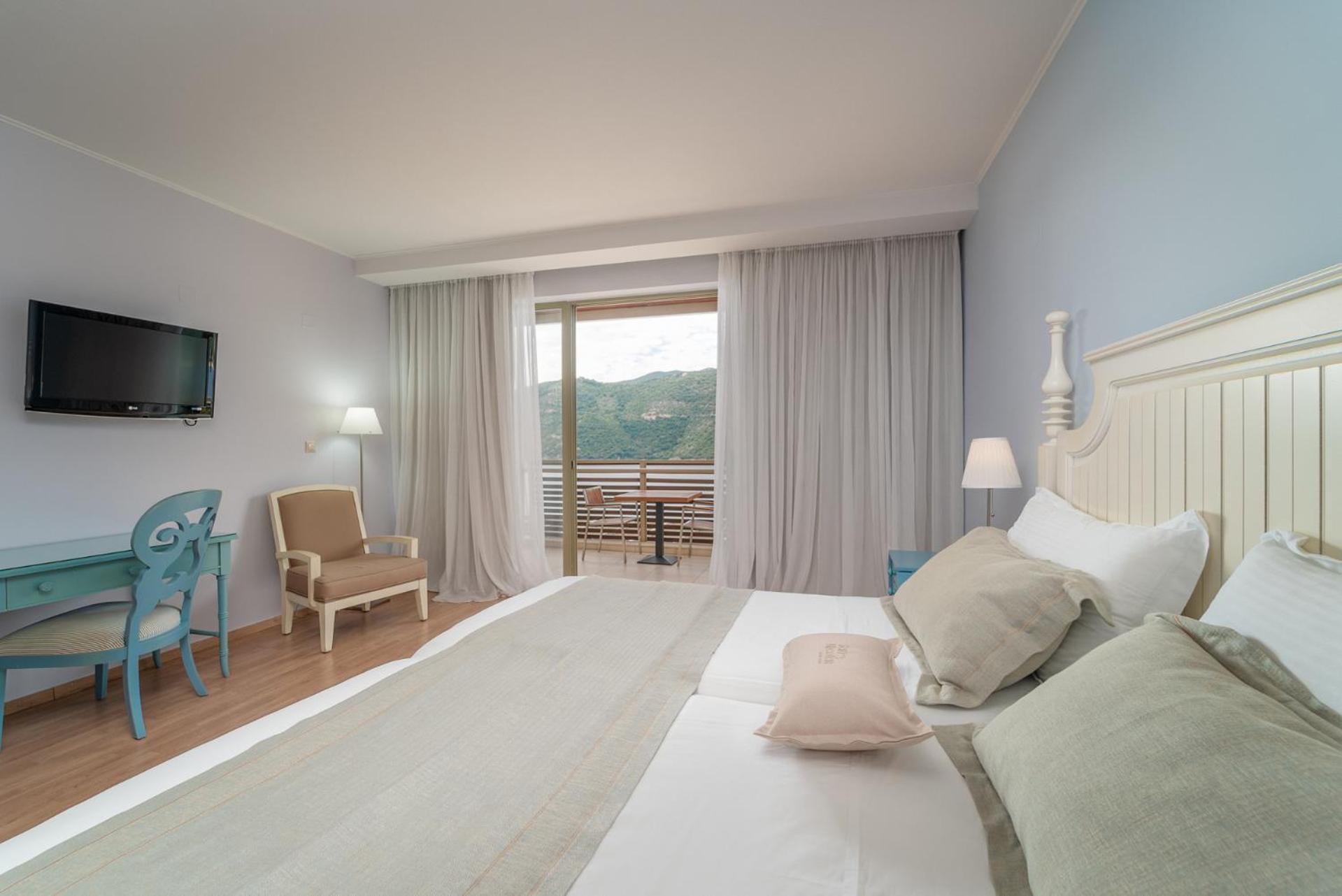 Deluxe Double Room with Sea View - Photo 13