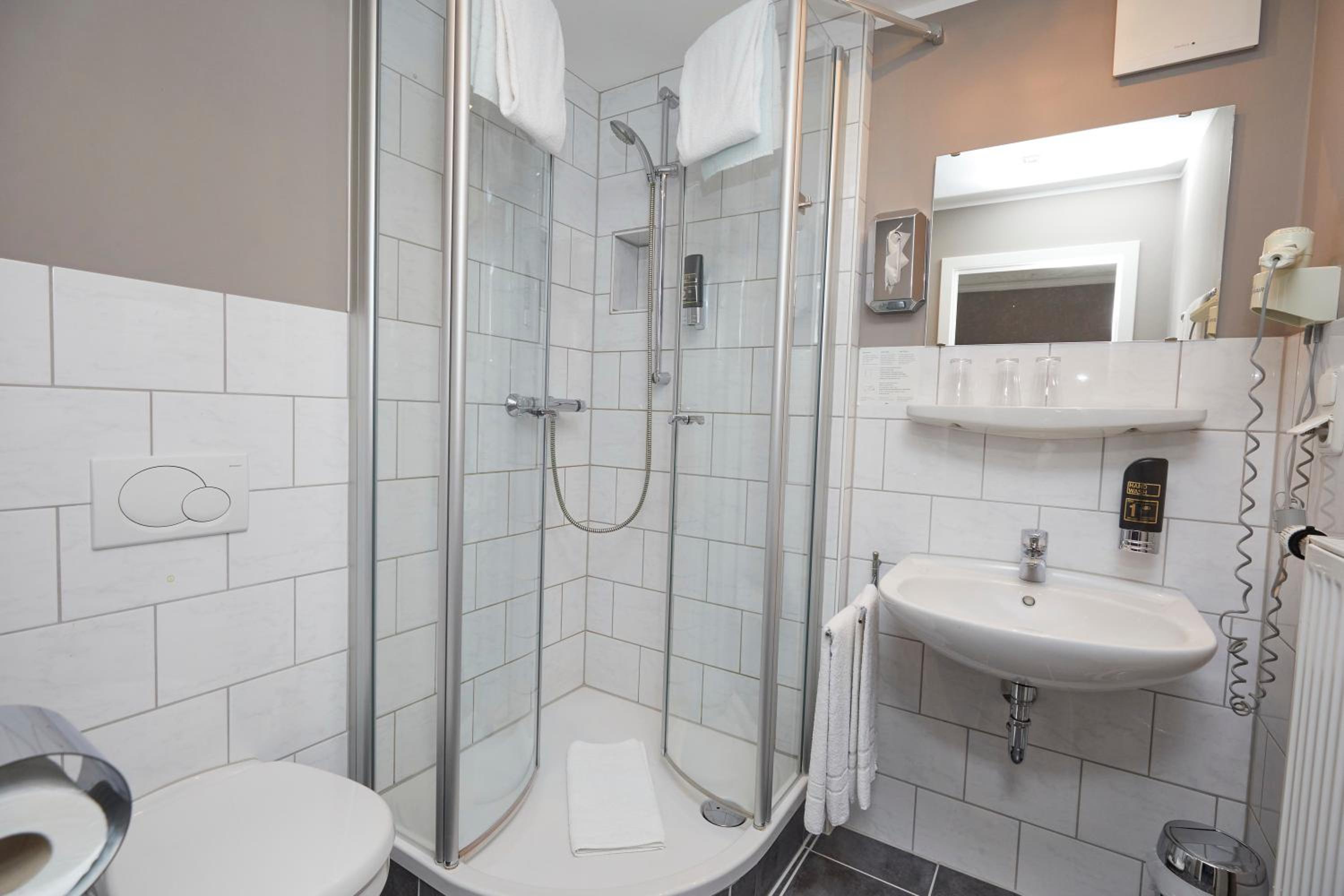 Triple Room with Bathroom - Photo 9
