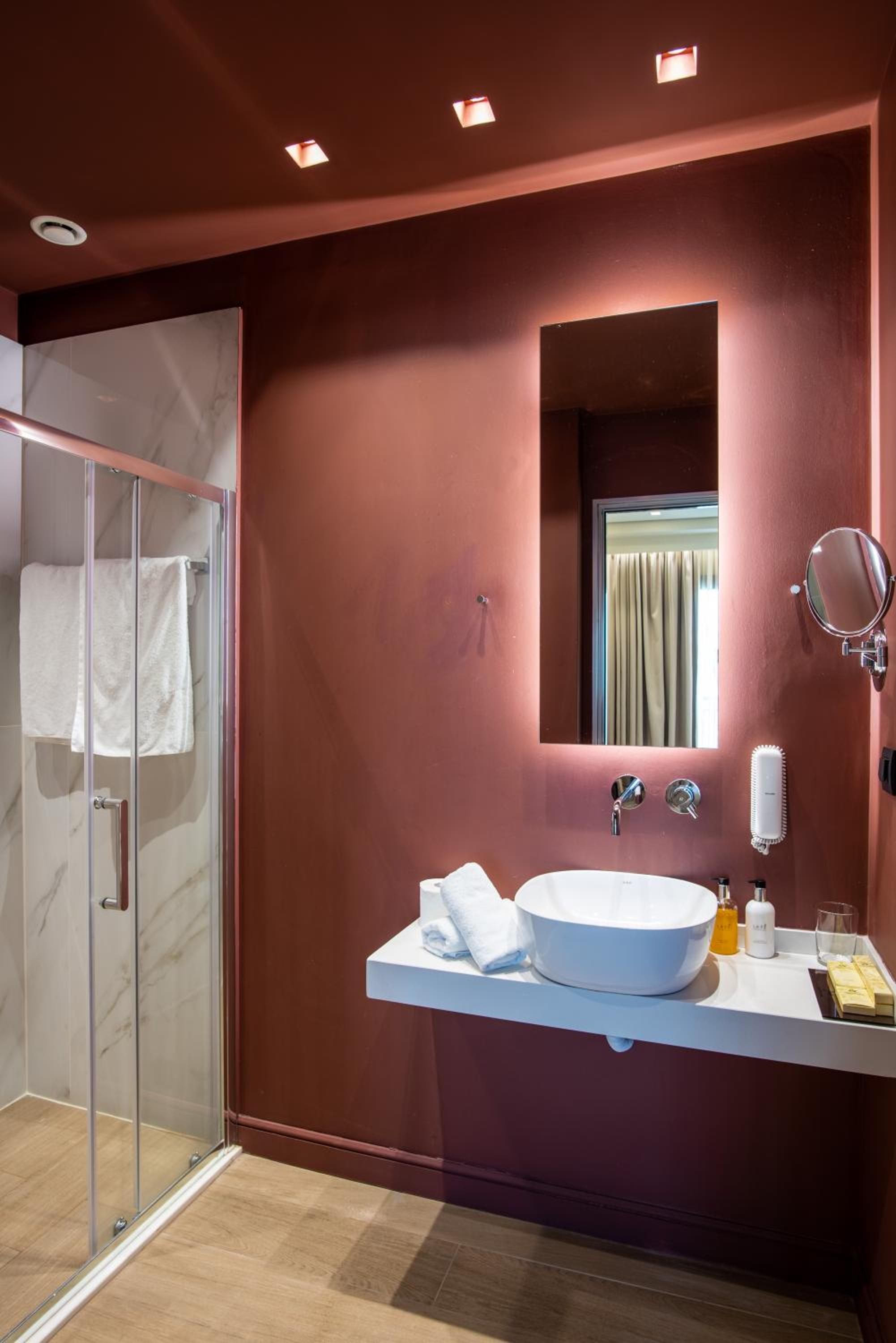 Deluxe Room with Balcony and City View - Photo 7