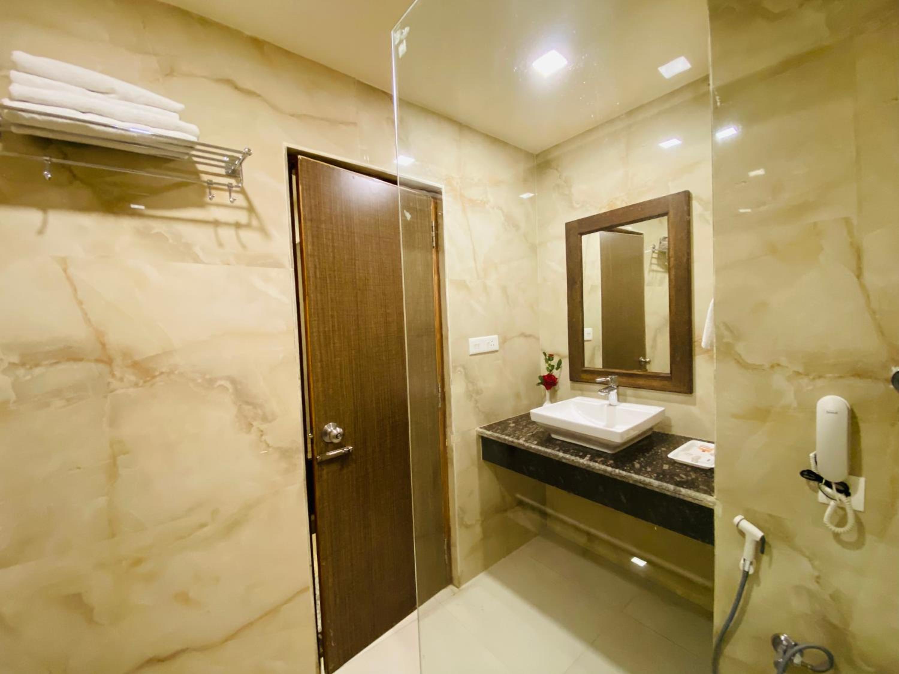 Deluxe Double Room (2 Adults + 1 Child) photo 3