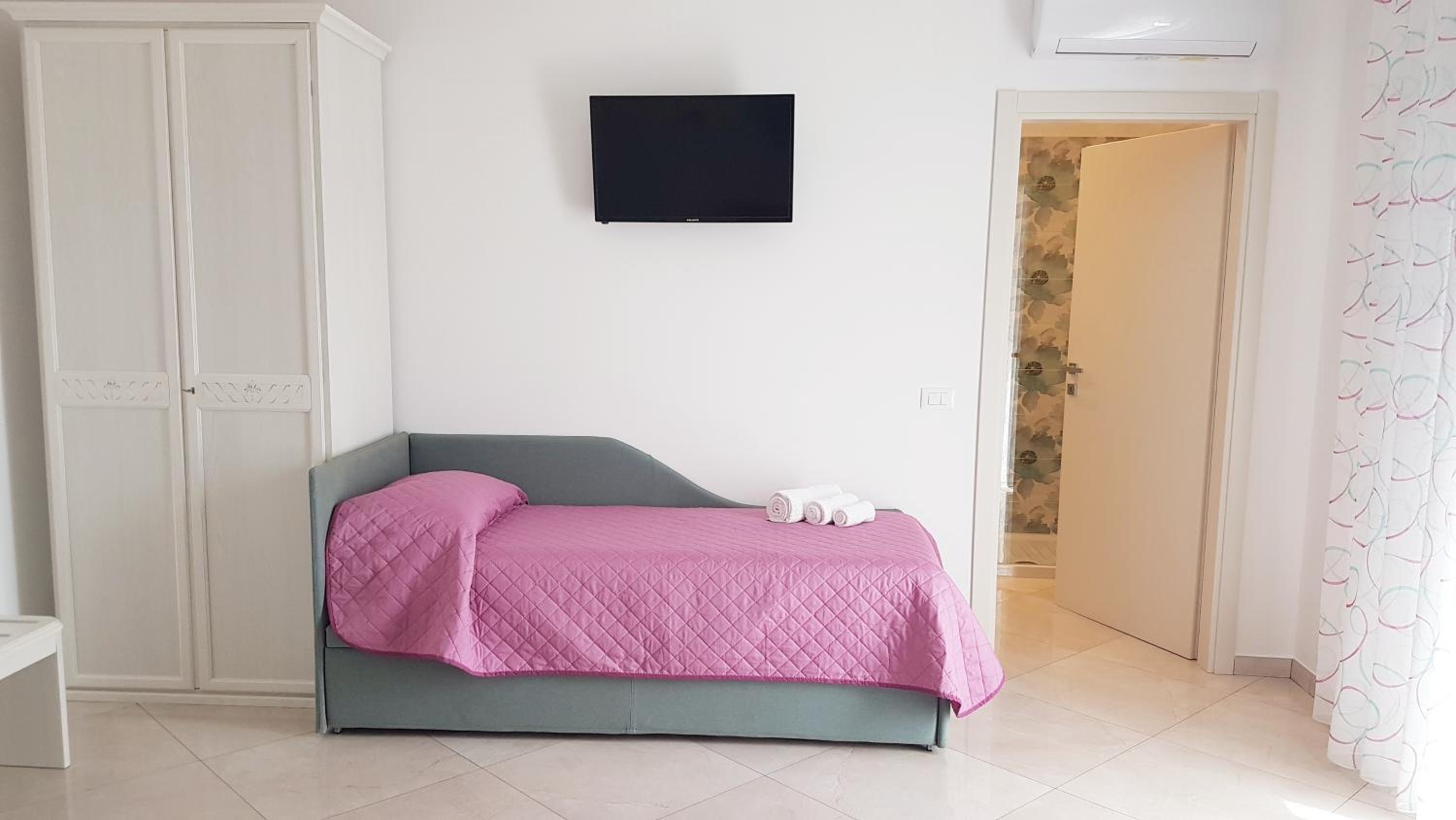 Double or Twin Room with Balcony - Photo 4