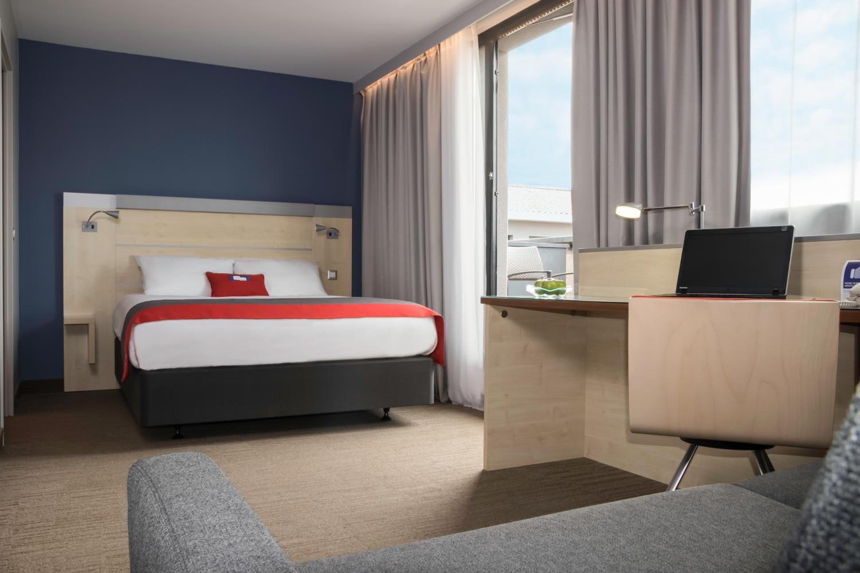 Standard Room with Free Breakfast - Photo 1