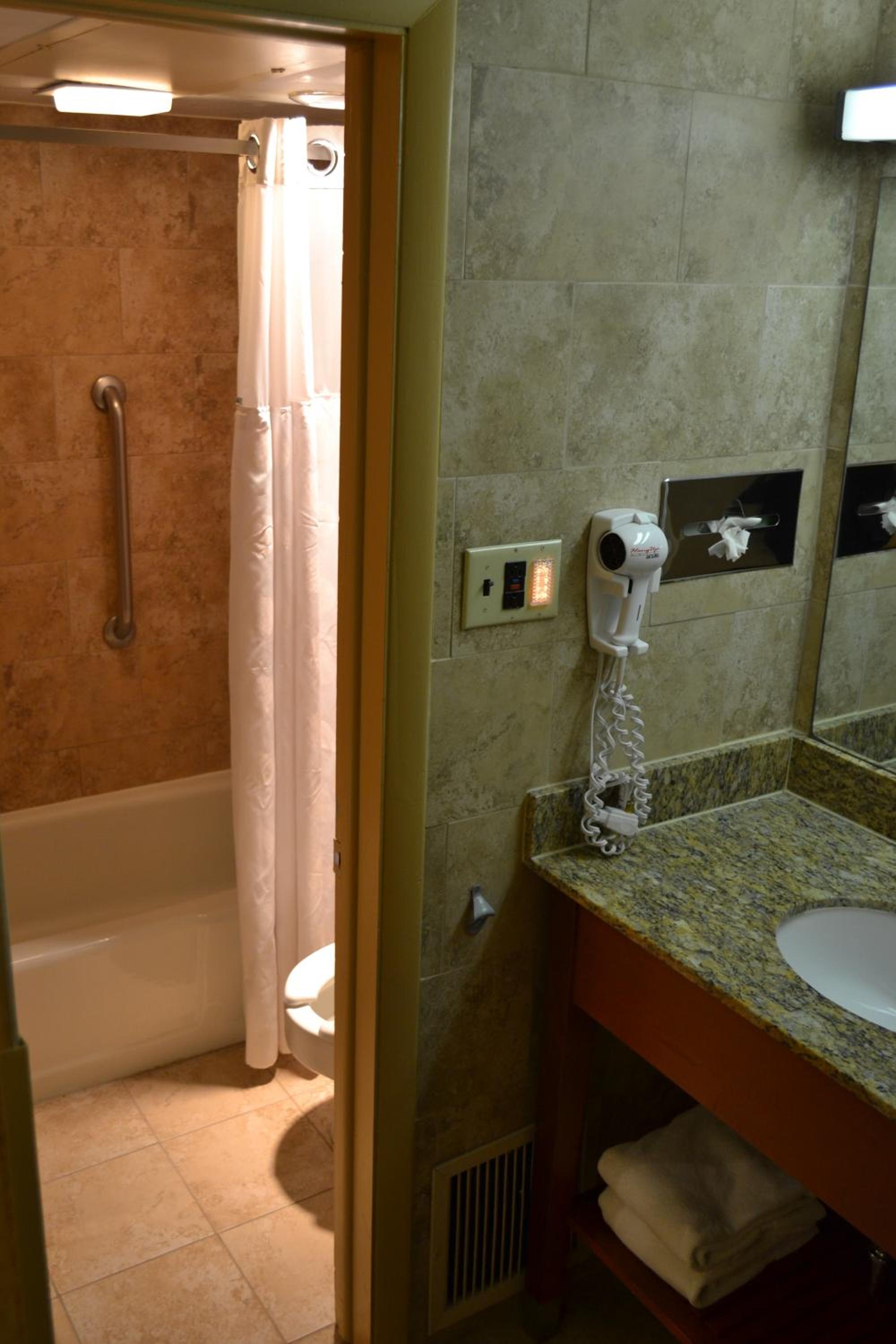 Double Room with Two Double Beds and Exterior Entrance - Non-Smoking - Photo 3
