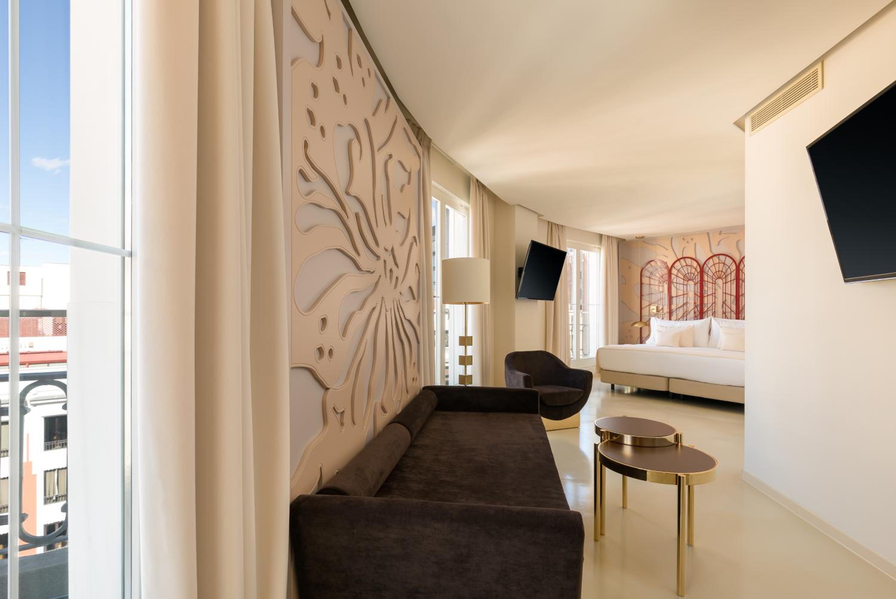 Suite with Gran Via view - Photo 5