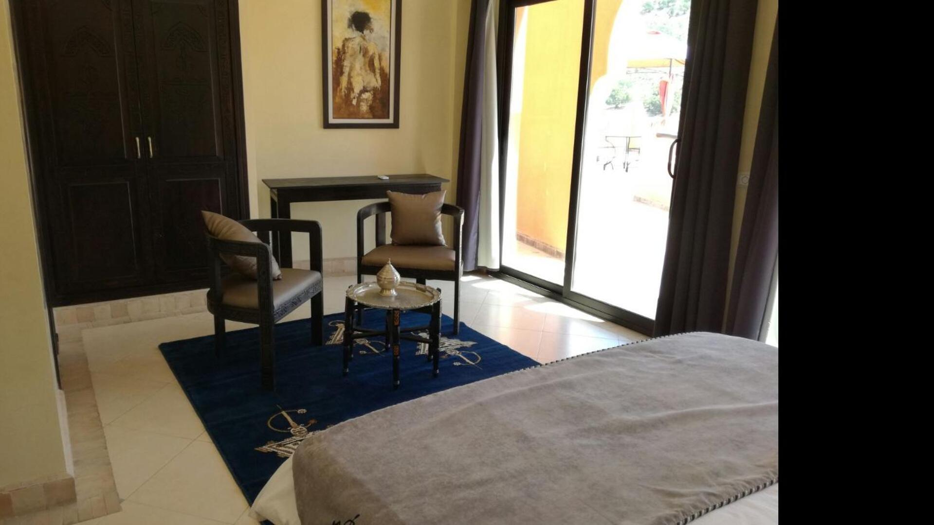 Junior Suite with Pool View - Photo 13