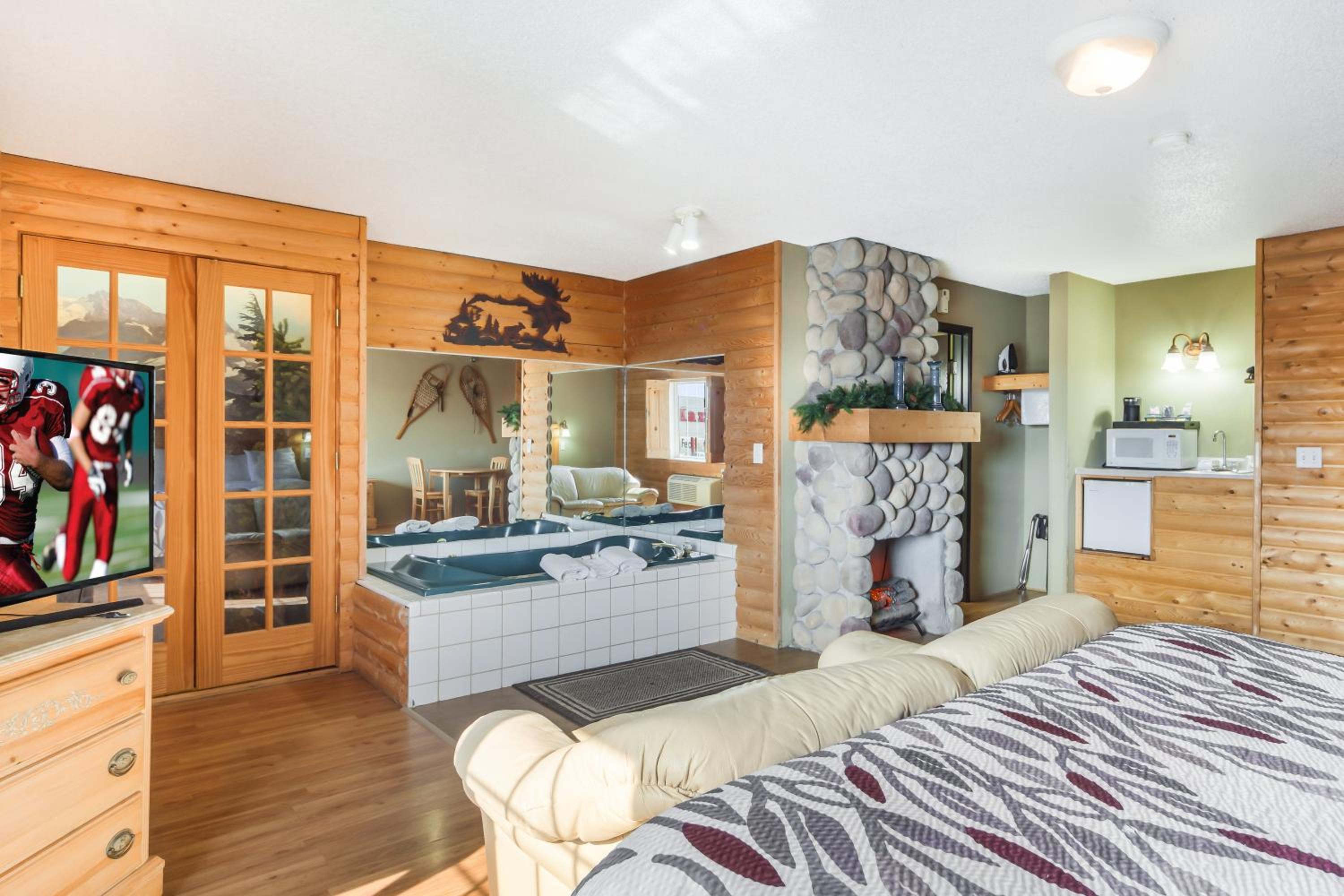 Suite King with Spa Bath and Ski Lodge Decor Smoke Free - Photo 4