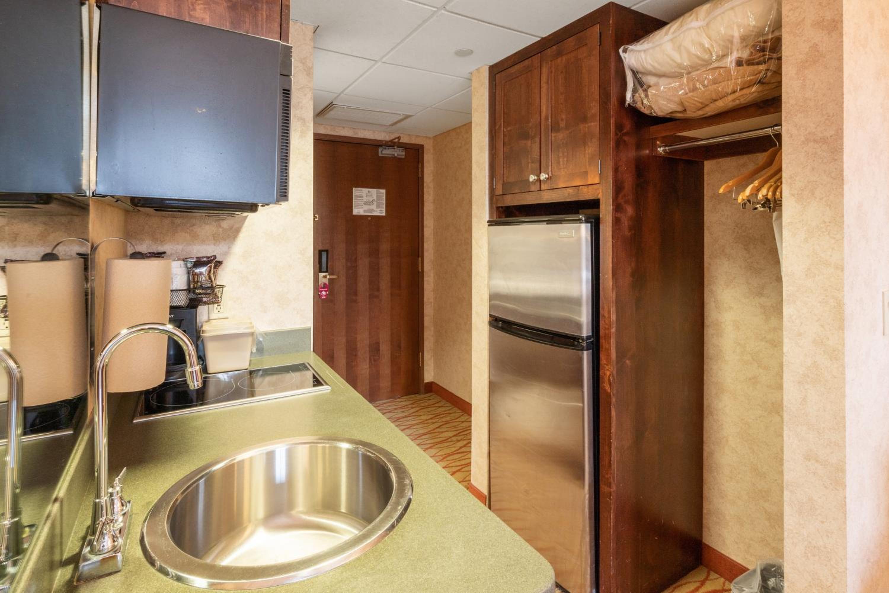 Two Queen Beds - Mountain View with Kitchenette photo 3