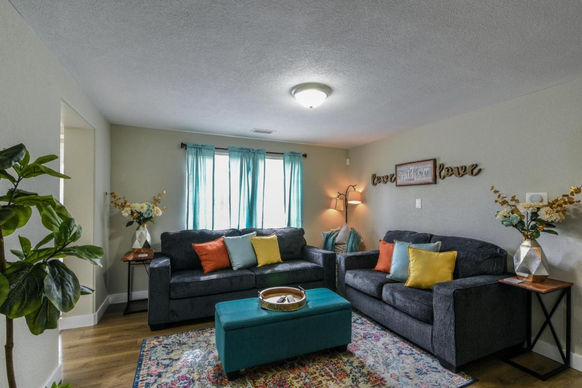 Three-Bedroom House photo 3