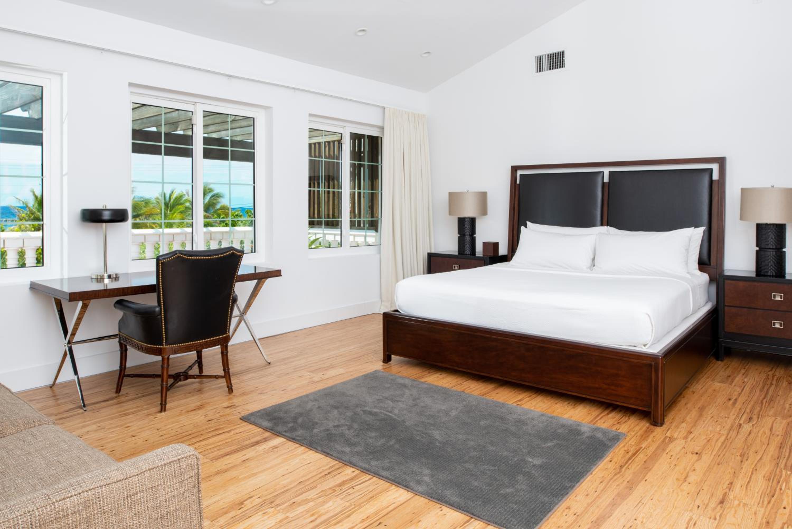 Deluxe King Room photo 1