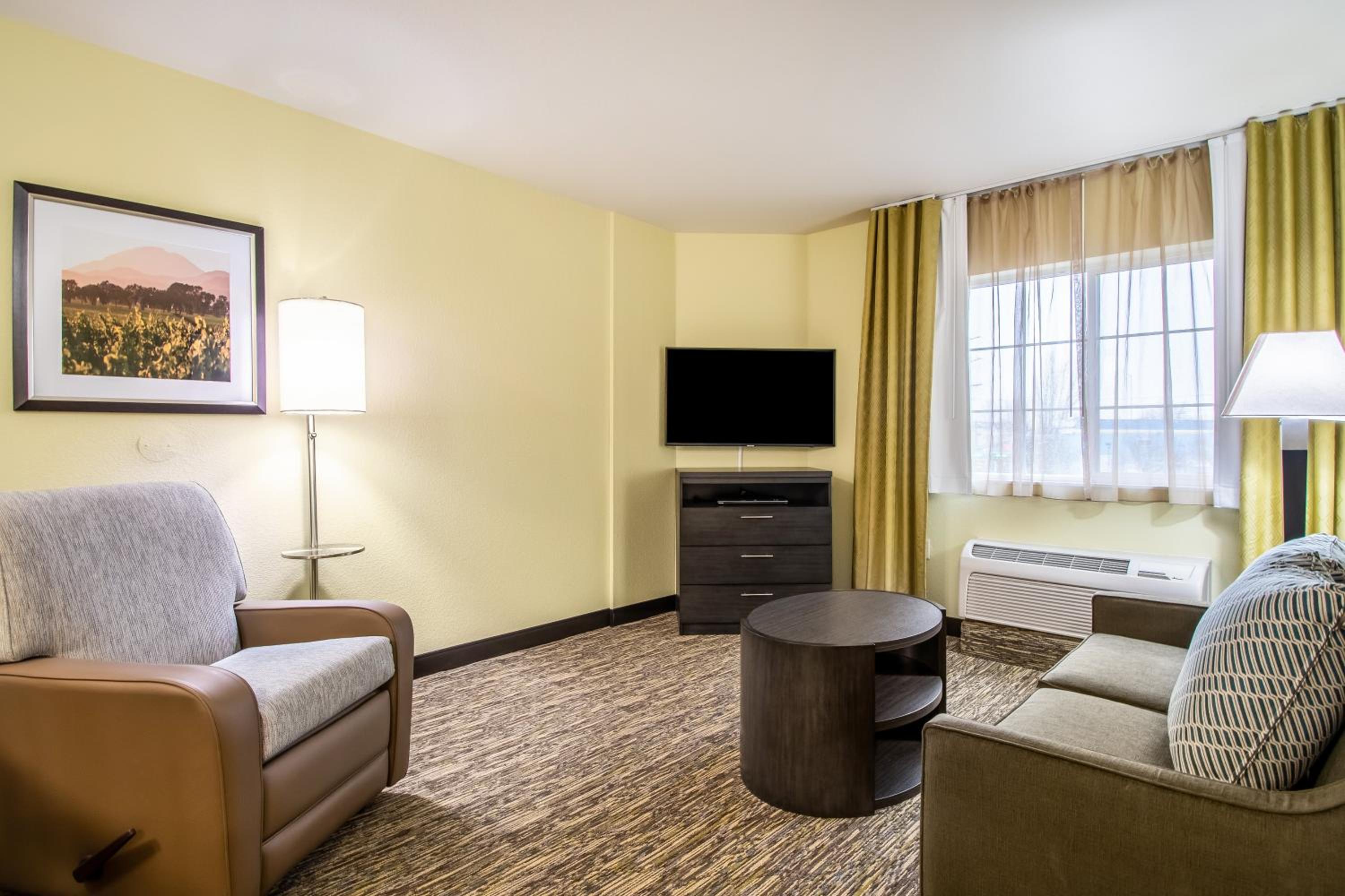 One-Bedroom King Suite - Photo 5