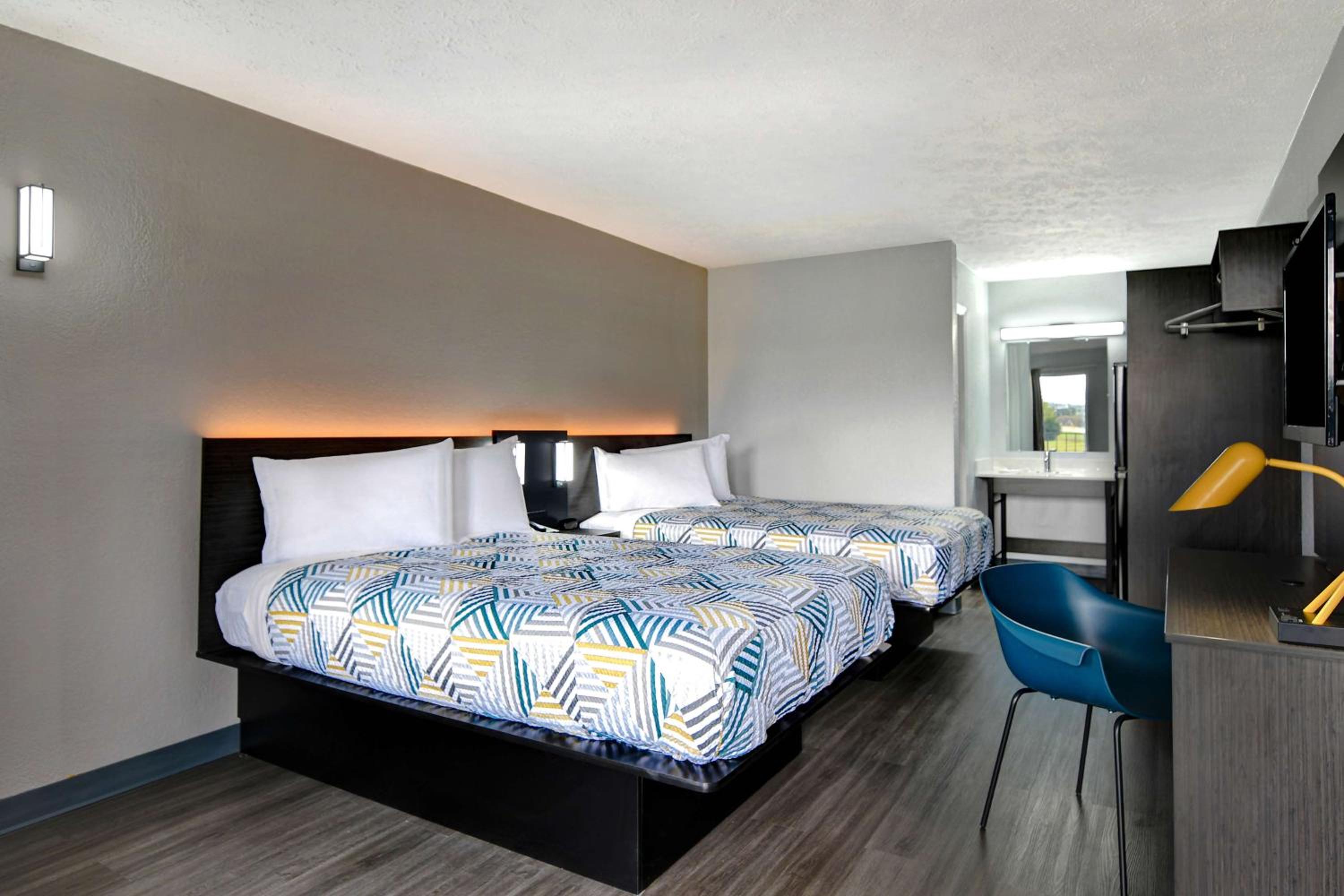 Quadruple Room - Non-Smoking - Photo 1