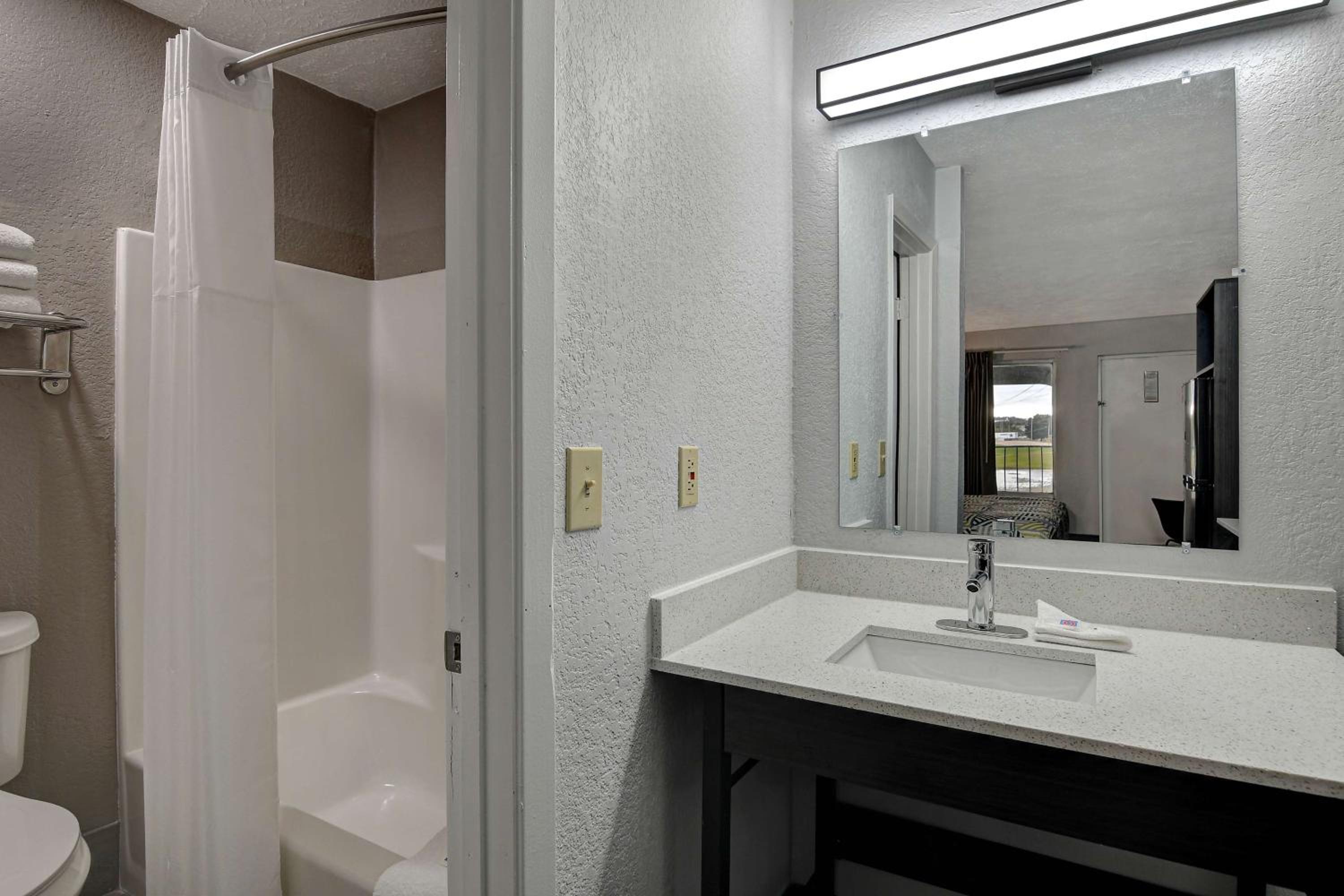 Quadruple Room - Non-Smoking - Photo 5