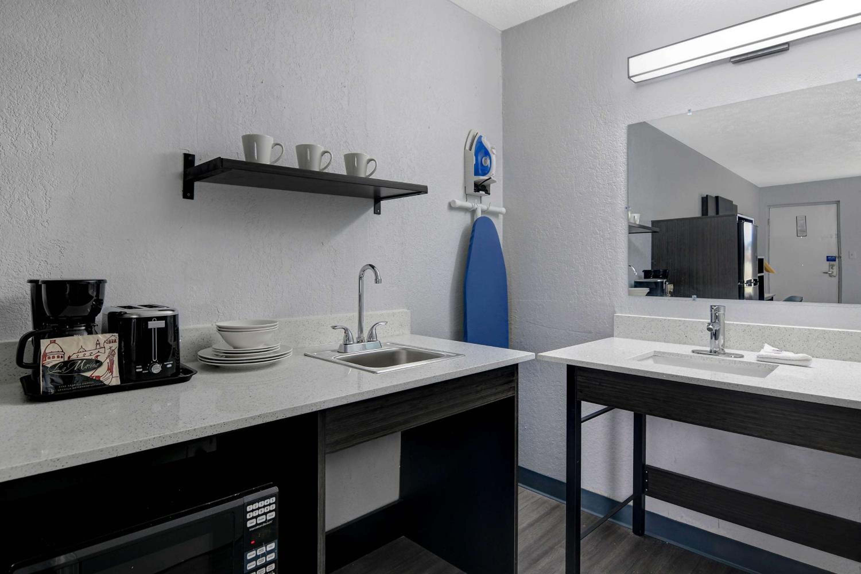 Quadruple Room - Disability Access - Non-Smoking photo 3