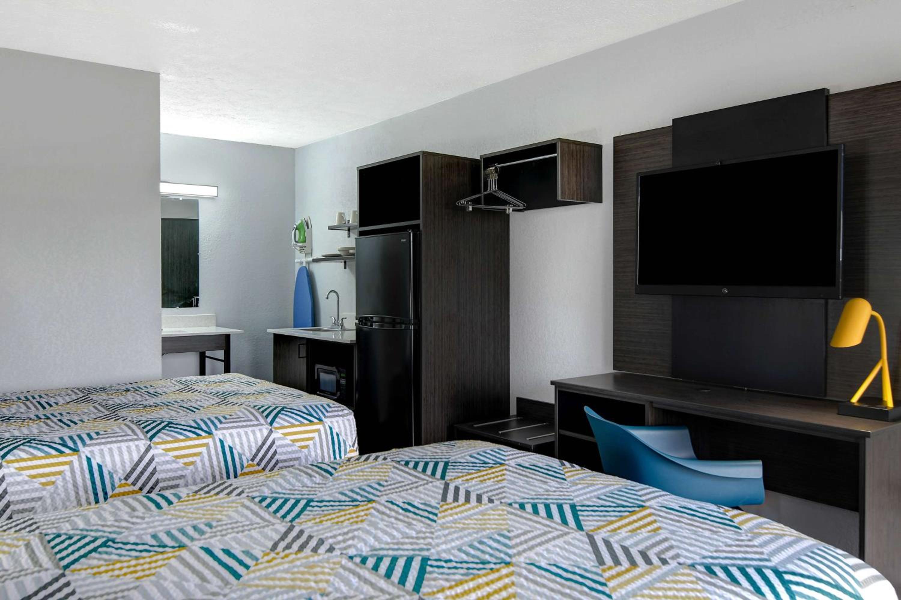 Quadruple Room - Non-Smoking - Photo 2