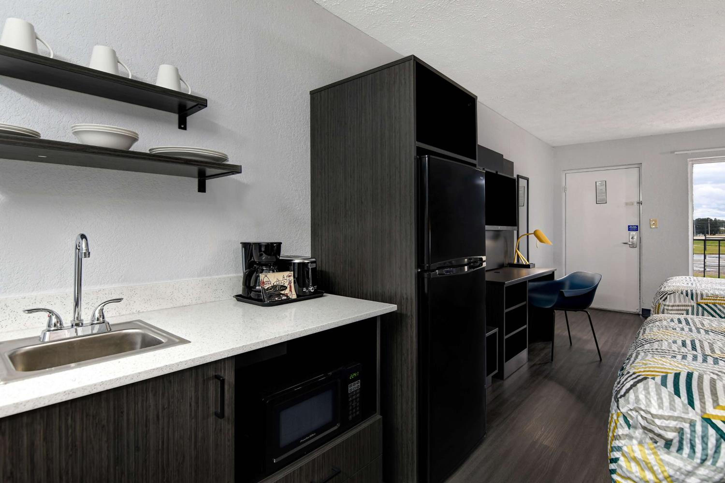 Quadruple Room - Non-Smoking - Photo 3