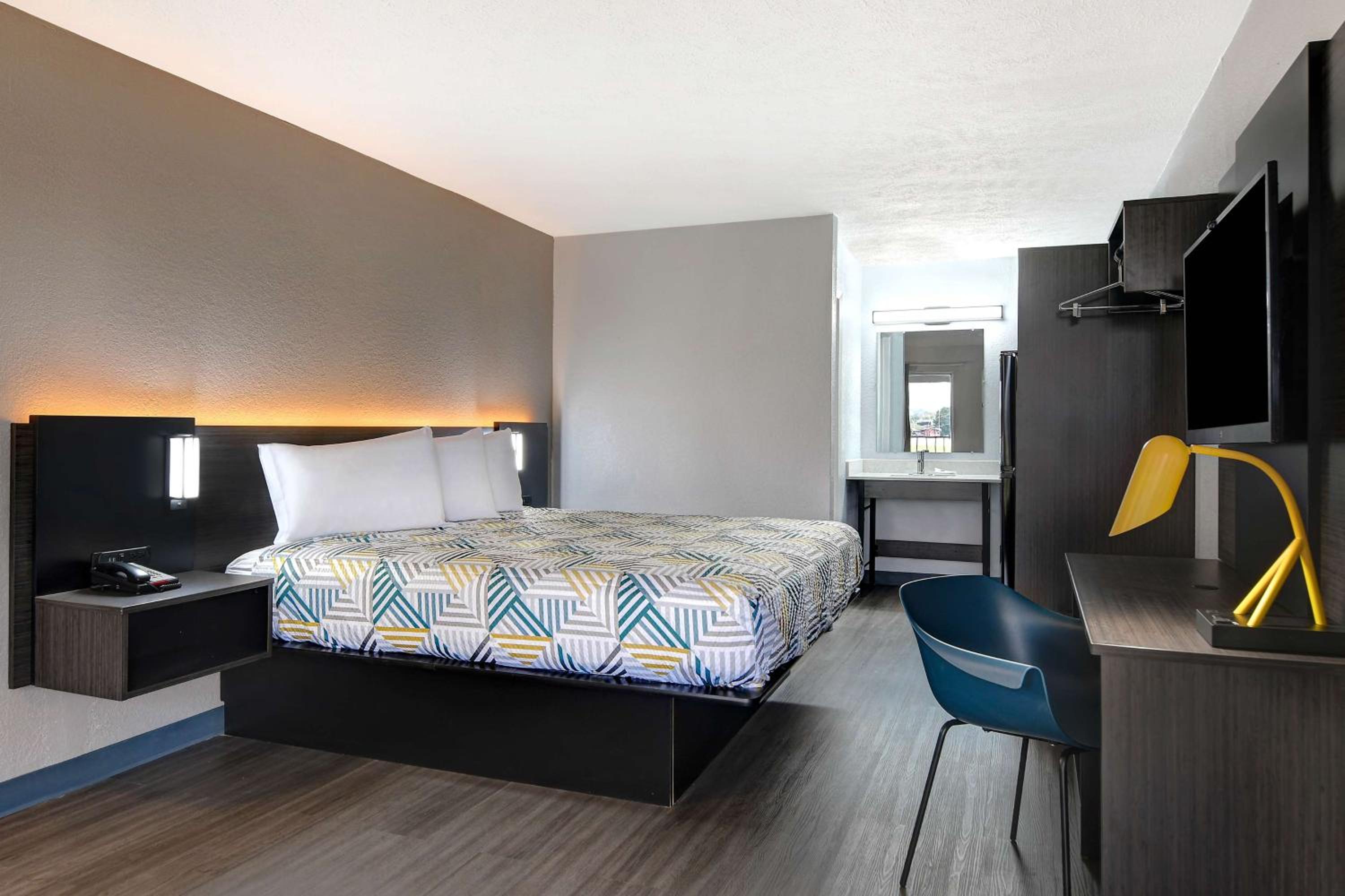 King Room - Non-Smoking - Photo 2