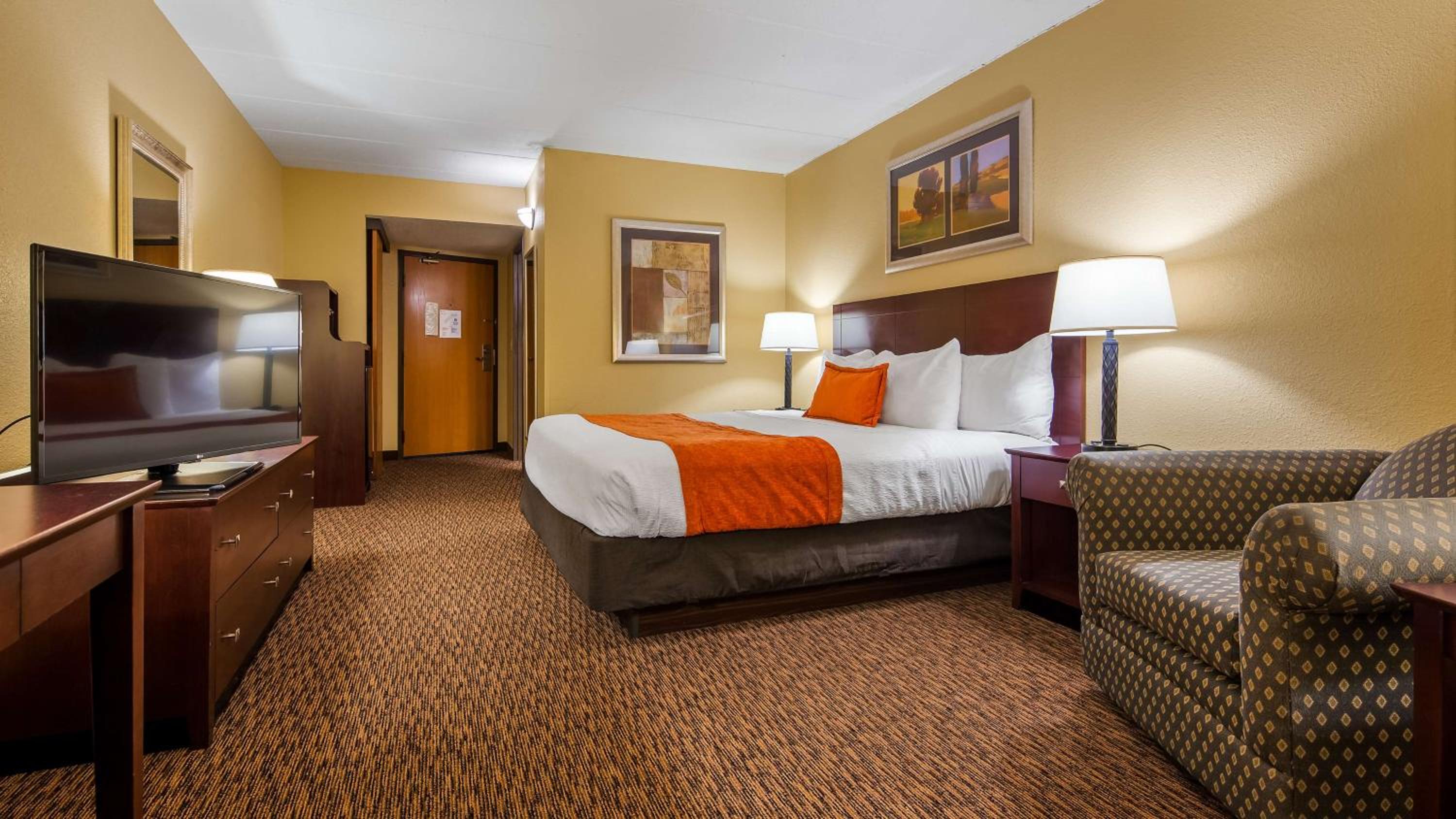 King Room With Bath Tub - Mobility Accessible - Photo 1