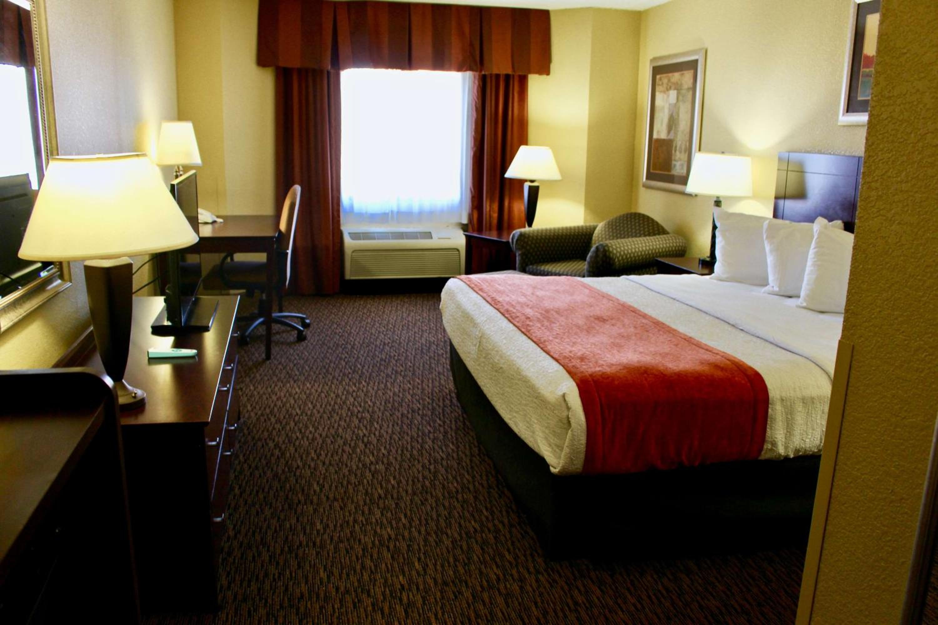 King Room With Bath Tub - Mobility Accessible - Photo 2