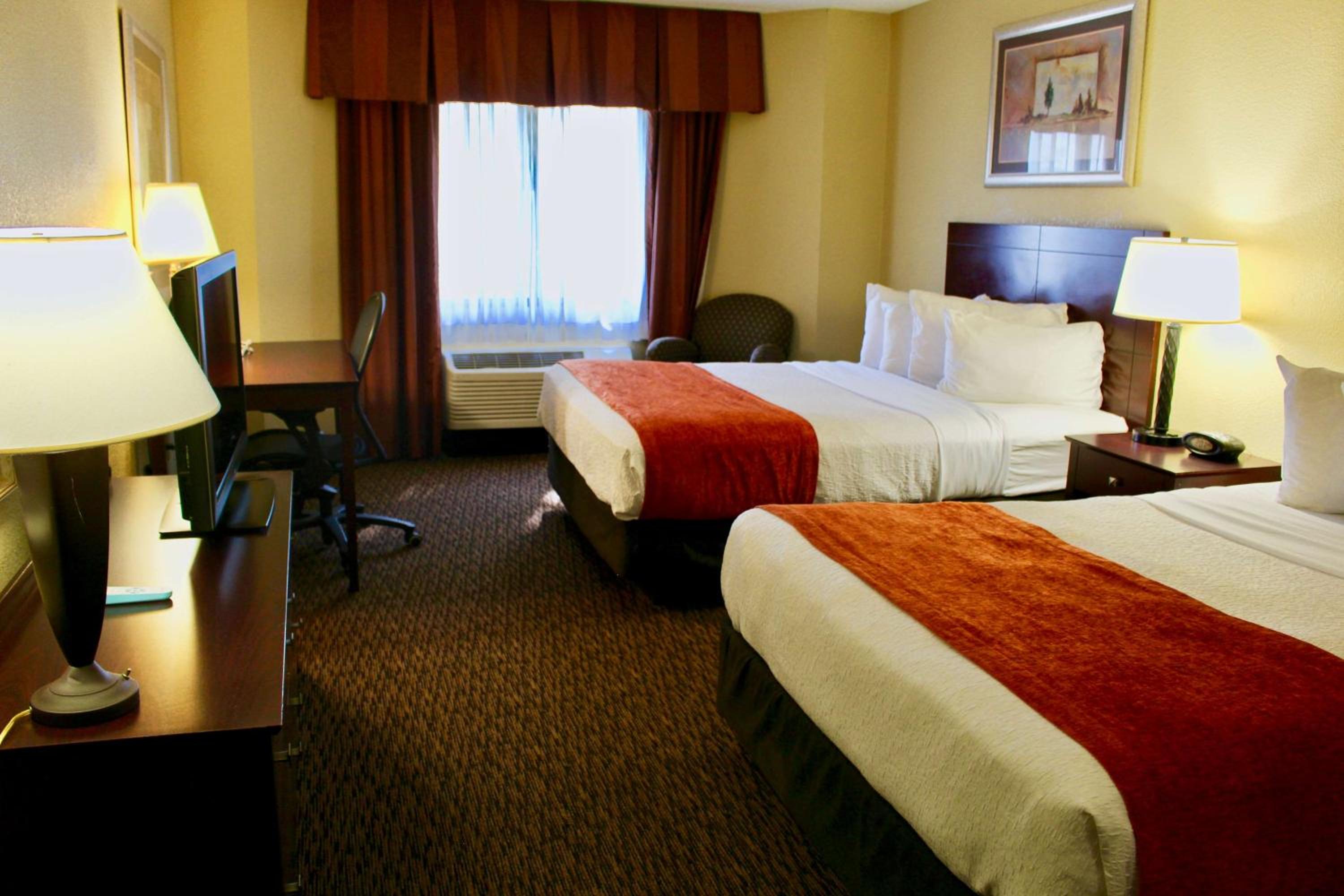 Queen Room With Two Queen Beds - Pet Friendly/Non-Smoking - Photo 7