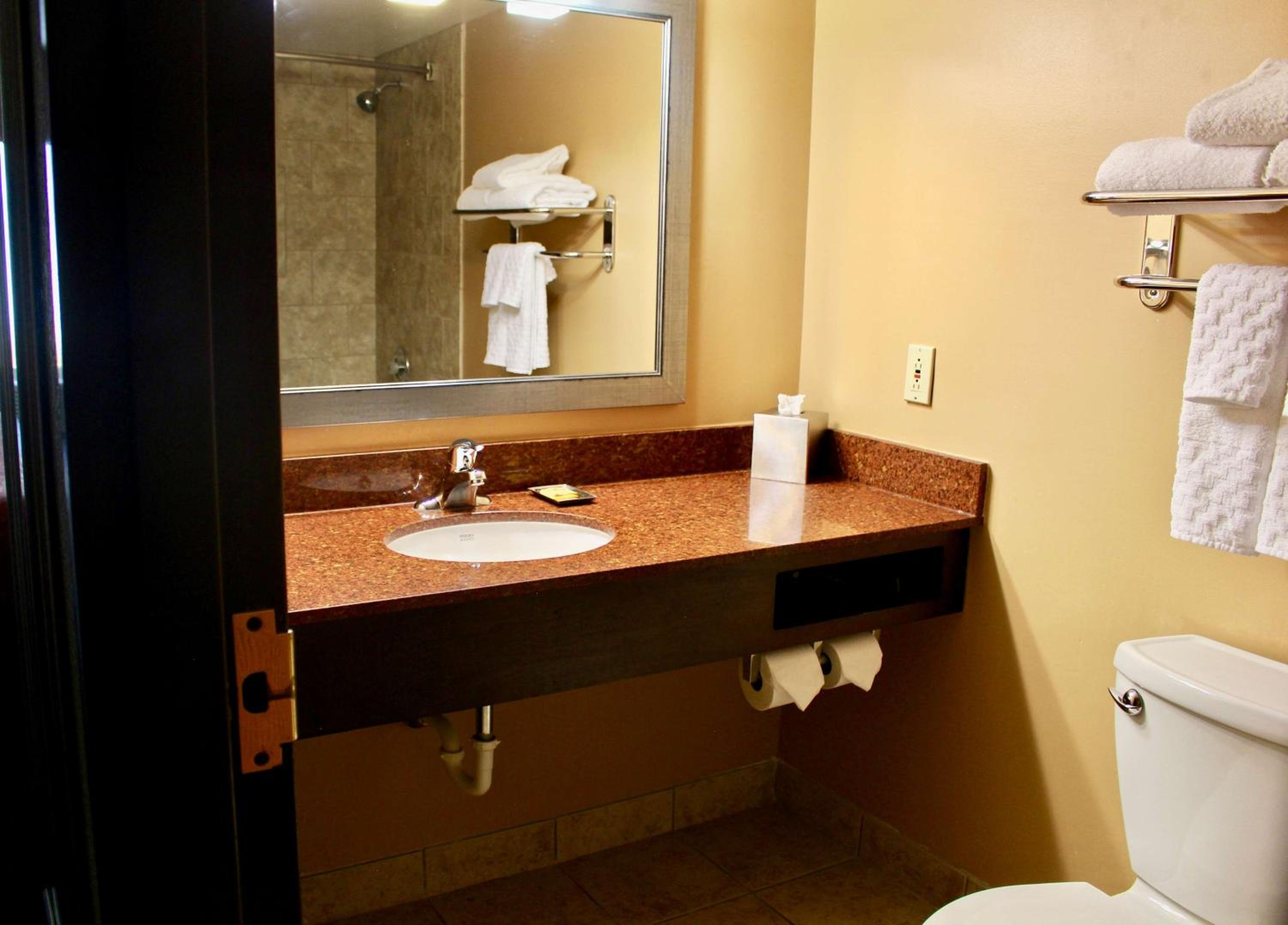 Queen Room With Two Queen Beds - Pet Friendly/Non-Smoking - Photo 2